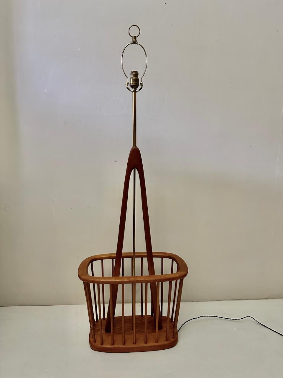 Laiton Arthur Umanoff lampadaire en teck et laiton, porte-revues, années 1960 en vente