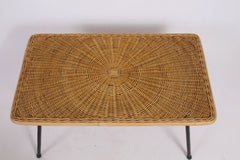 Arthur Umanoff Rotin tressé & Table basse en fer forgé noir:: années 1950