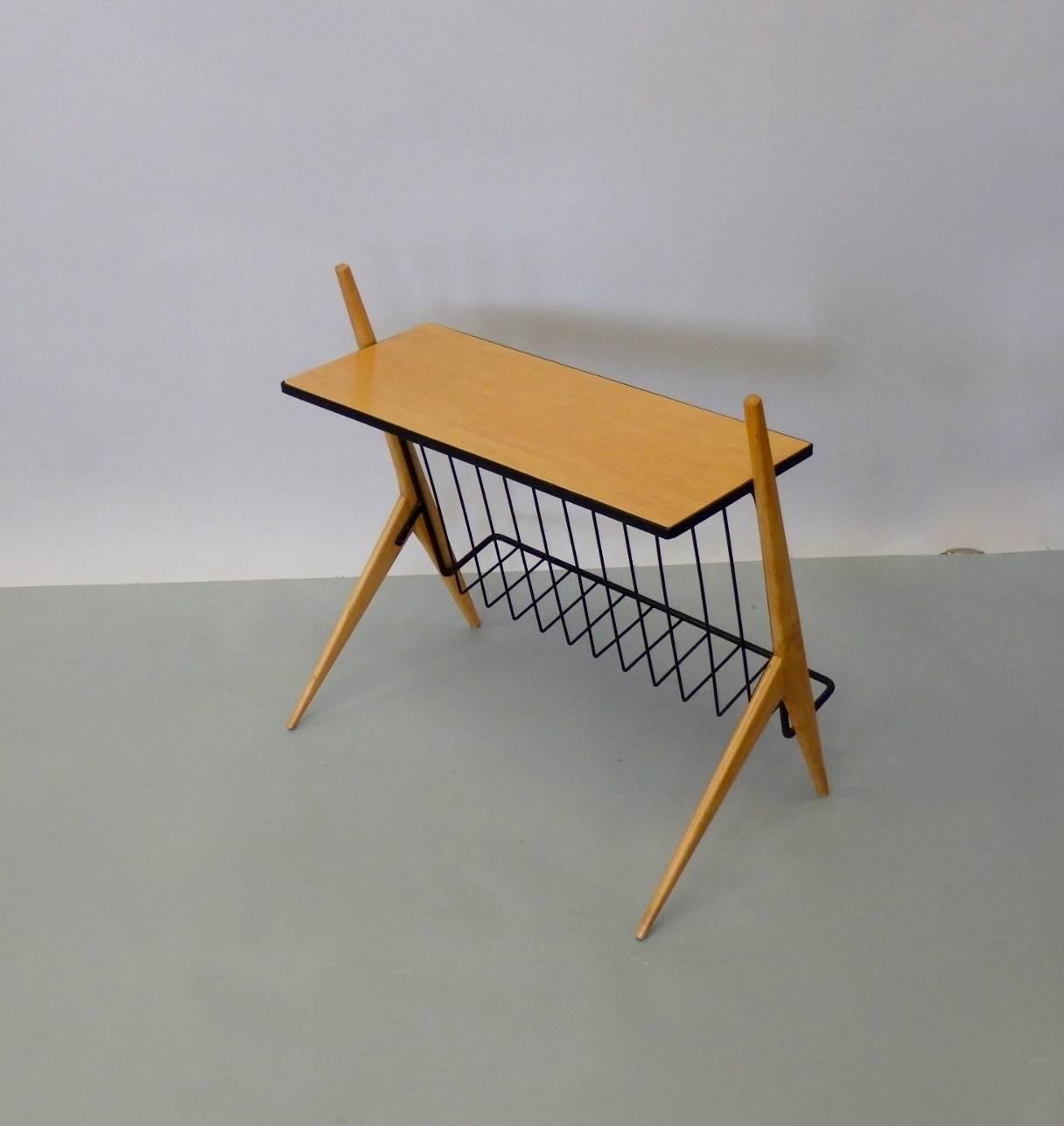 Laqué Table d'appoint en fer forgé avec porte-revues moderniste en bois blond Arthur Umanoff en vente