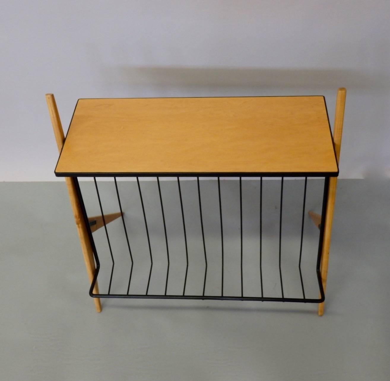 Arthur Umanoff Wrought Iron with Blonde Wood Modernist Magazine Stand Side Table In Good Condition For Sale In Ferndale, MI