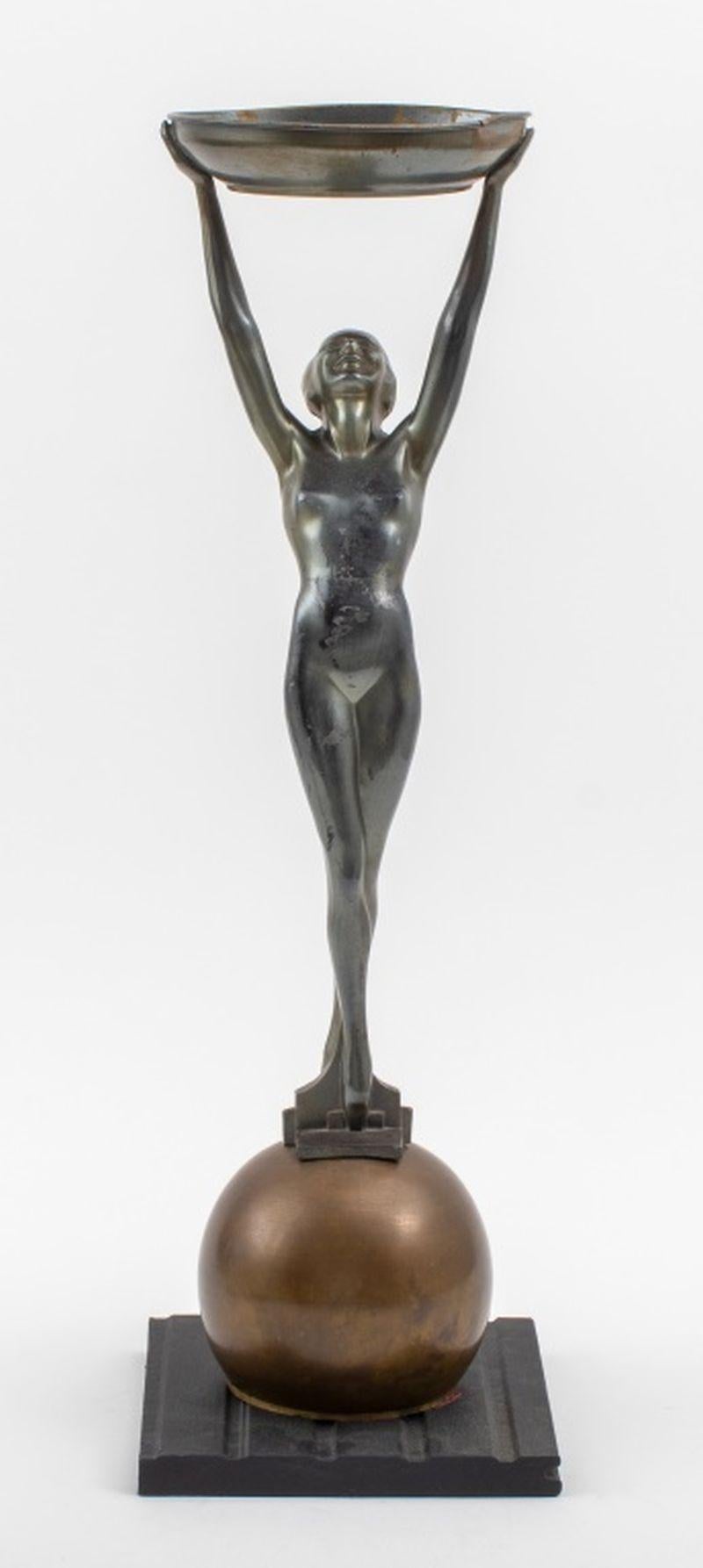 Arthur von Frankenberg (americano, 1889-1950) Piantana per fumatori a figura femminile, metallo patinato, progettato nel 1929, brevettato con Pat. N. 80.059, figura femminile nuda su una sfera che regge un contenitore per le ceneri. 23,75