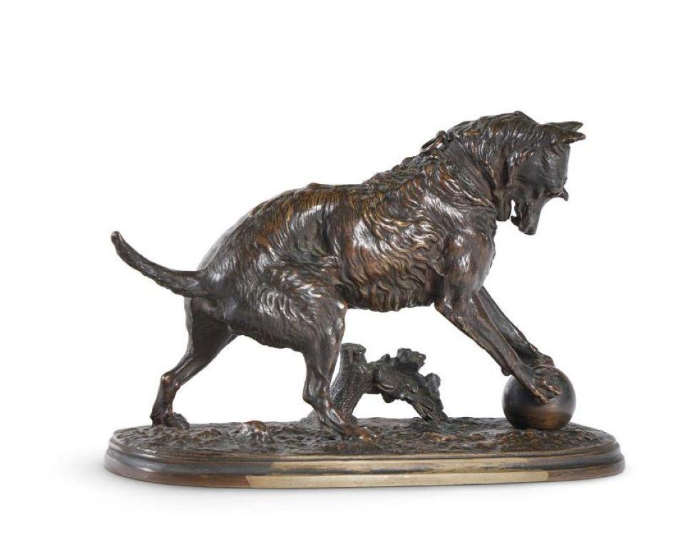 Figura in bronzo della fine del XIX secolo di un cane che gioca con una palla - Sculpture di Arthur Waagen