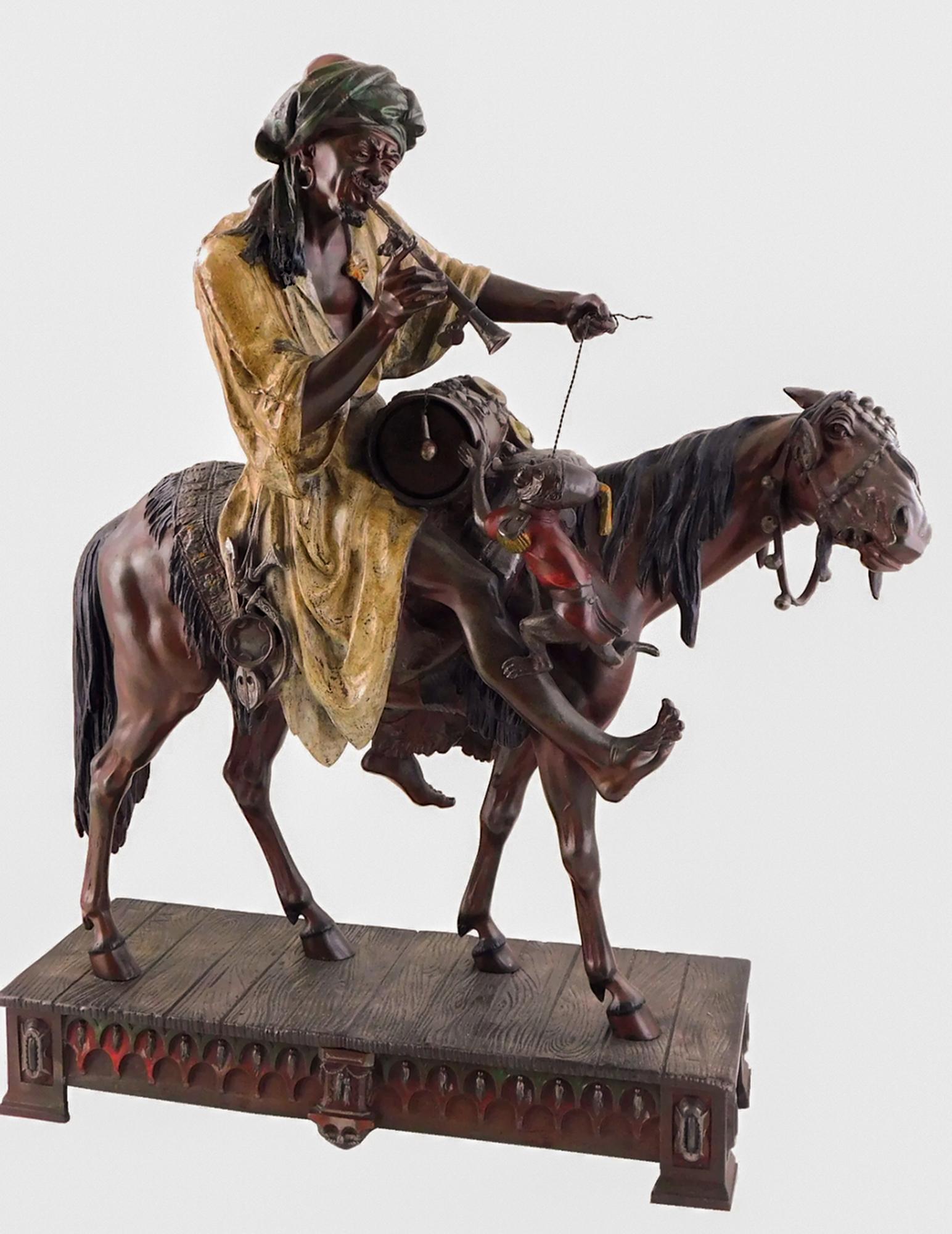 Der Nomadische Virtuose", eine fesselnde, bemalte Metallskulptur von Arthur Waagen, ist eine klangvolle Mischung aus Bewegung und Musik. Dieses Kunstwerk aus dem späten 19. Jahrhundert zeigt eine lebhafte Szene eines reisenden arabischen Musikers,