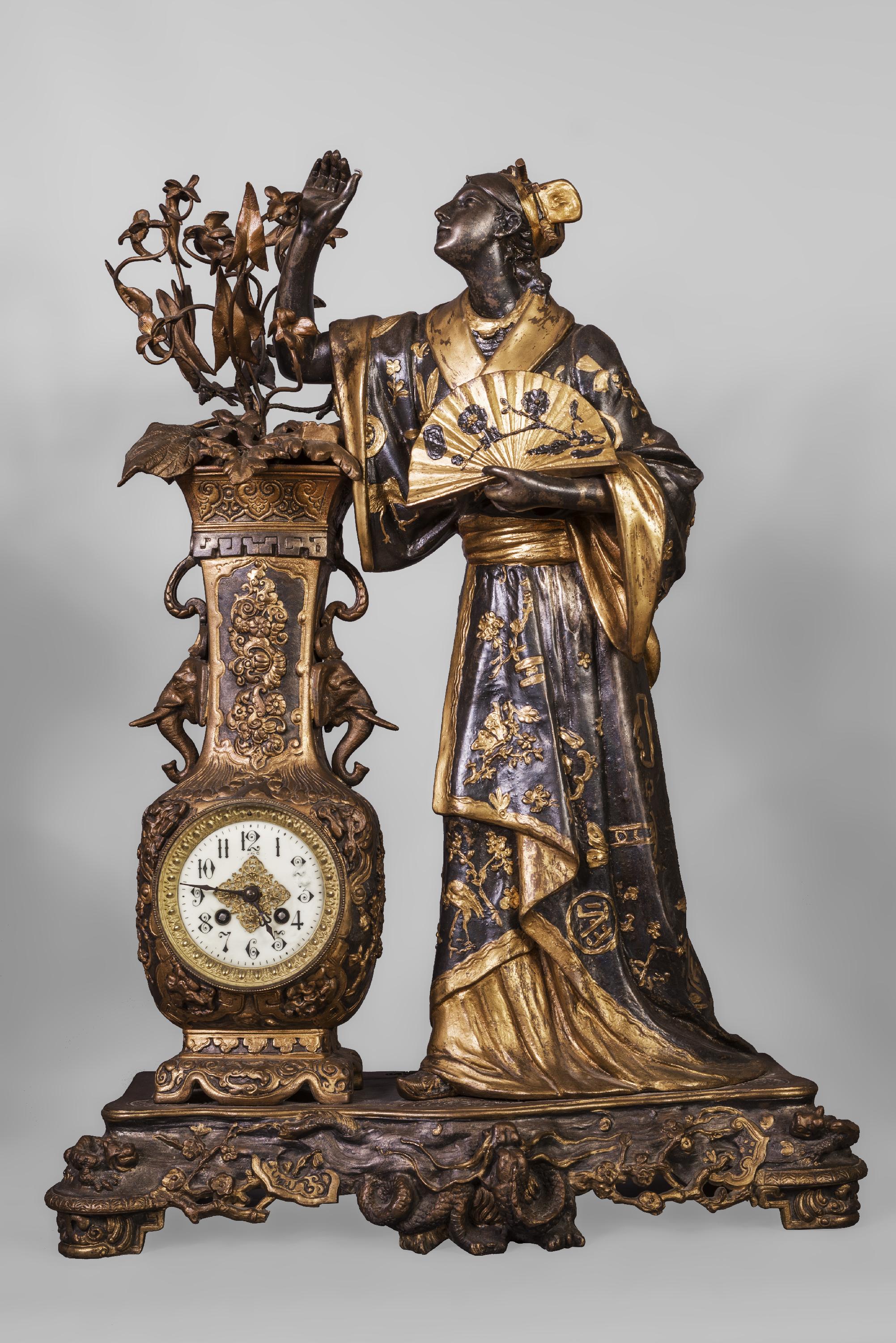 By Arthur WAAGEN (active 1869-1910).
Japanese-style clock set. Made out of spelter. 
Representing a young woman dressed in a kimono