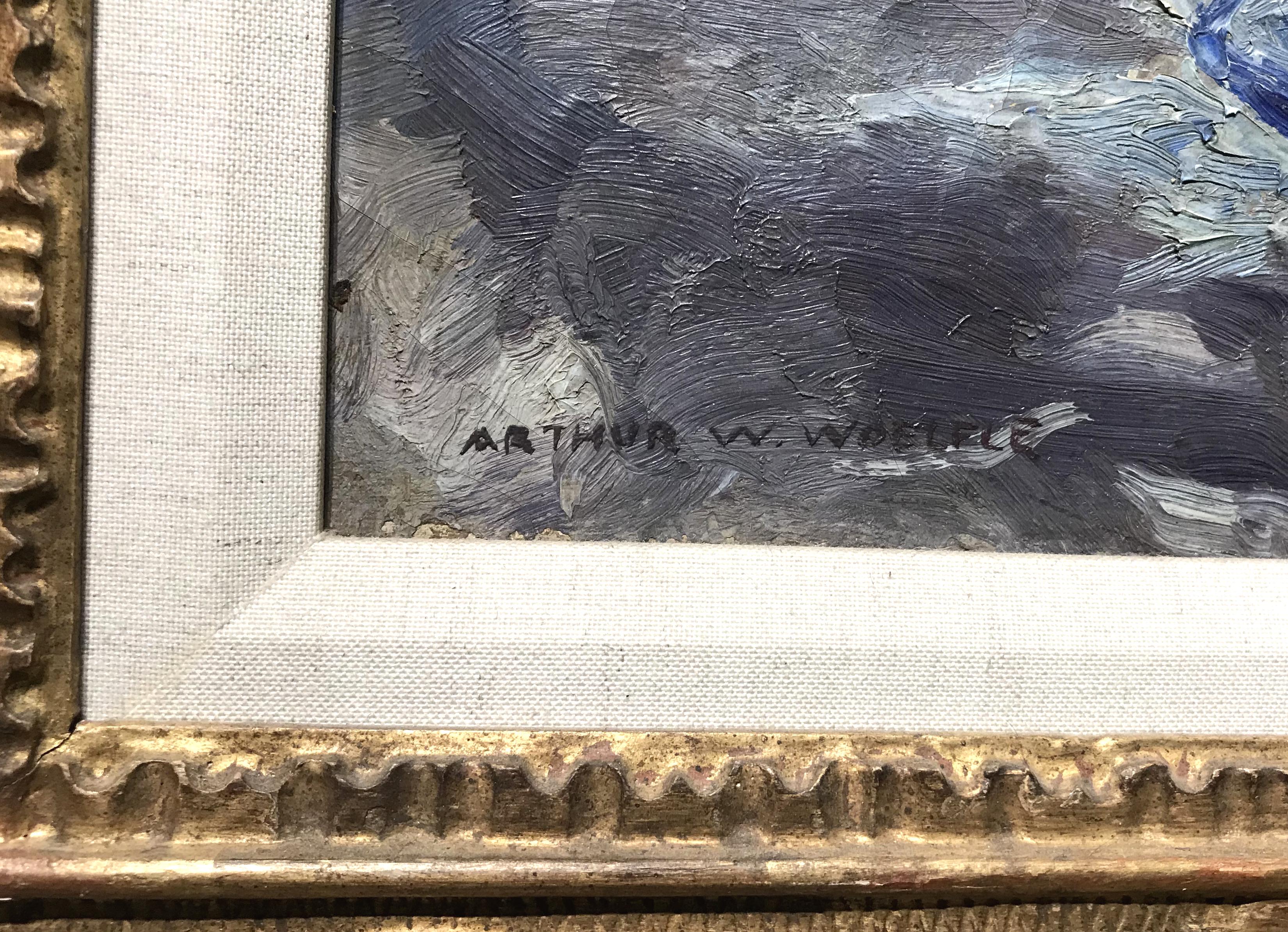 Ein feines impressionistisches Stillleben mit Tulpen und Schwertlilien in einer Steingutvase auf einem Tisch des amerikanischen Künstlers Arthur Woelfle (1873-1936). Woelfle wurde in Trenton, New Jersey, geboren und studierte Kunst am Brooklyn