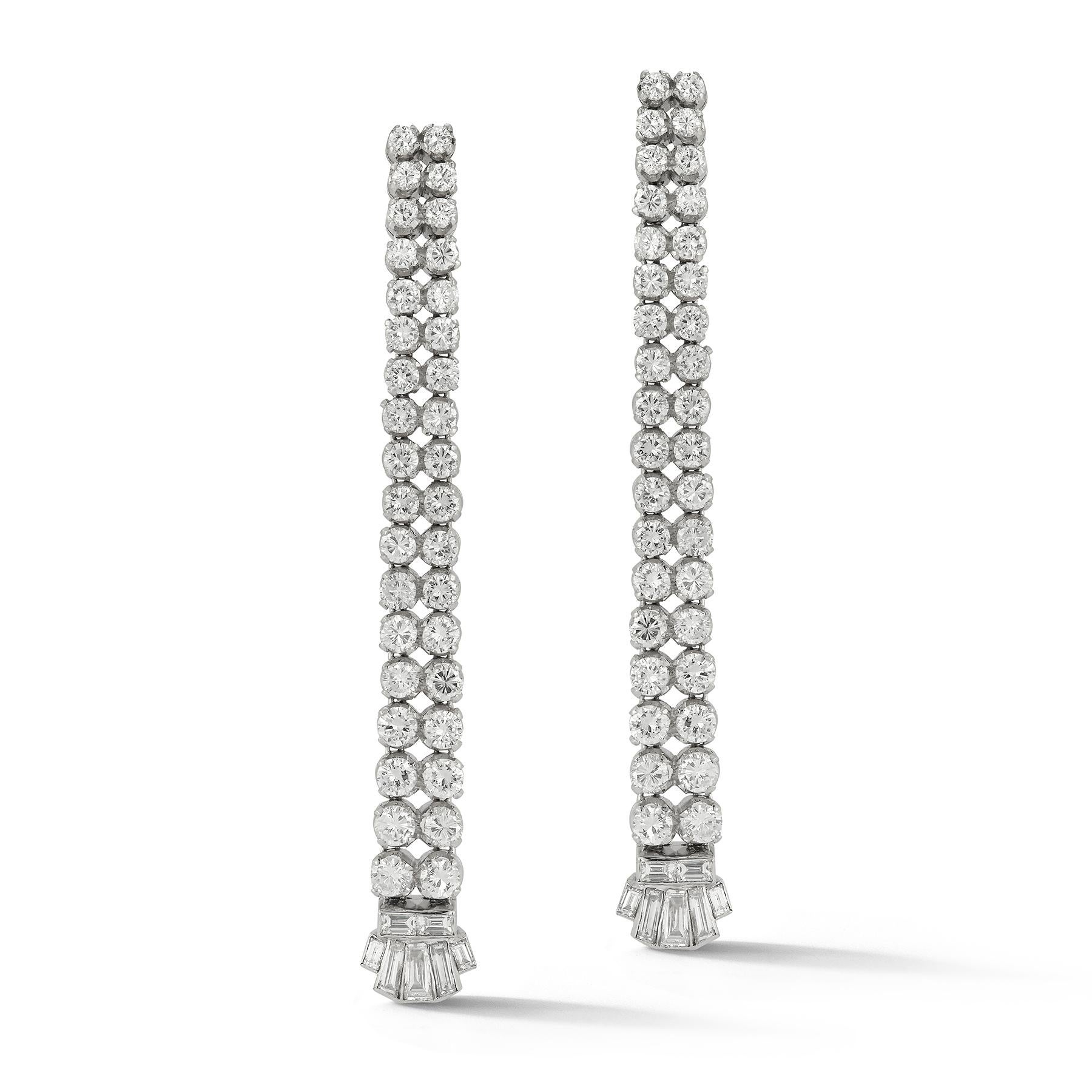 Art Deco Diamant-Ohrringe

Zweireihige lineare Diamant-Ohrringe mit Stufen

2 Reihen von  72 Diamanten im Rundschliff an 14 in Platin gefassten Diamanten im Baguetteschliff

Ungefähr 5 Karat Diamanten

Abmessungen: 3