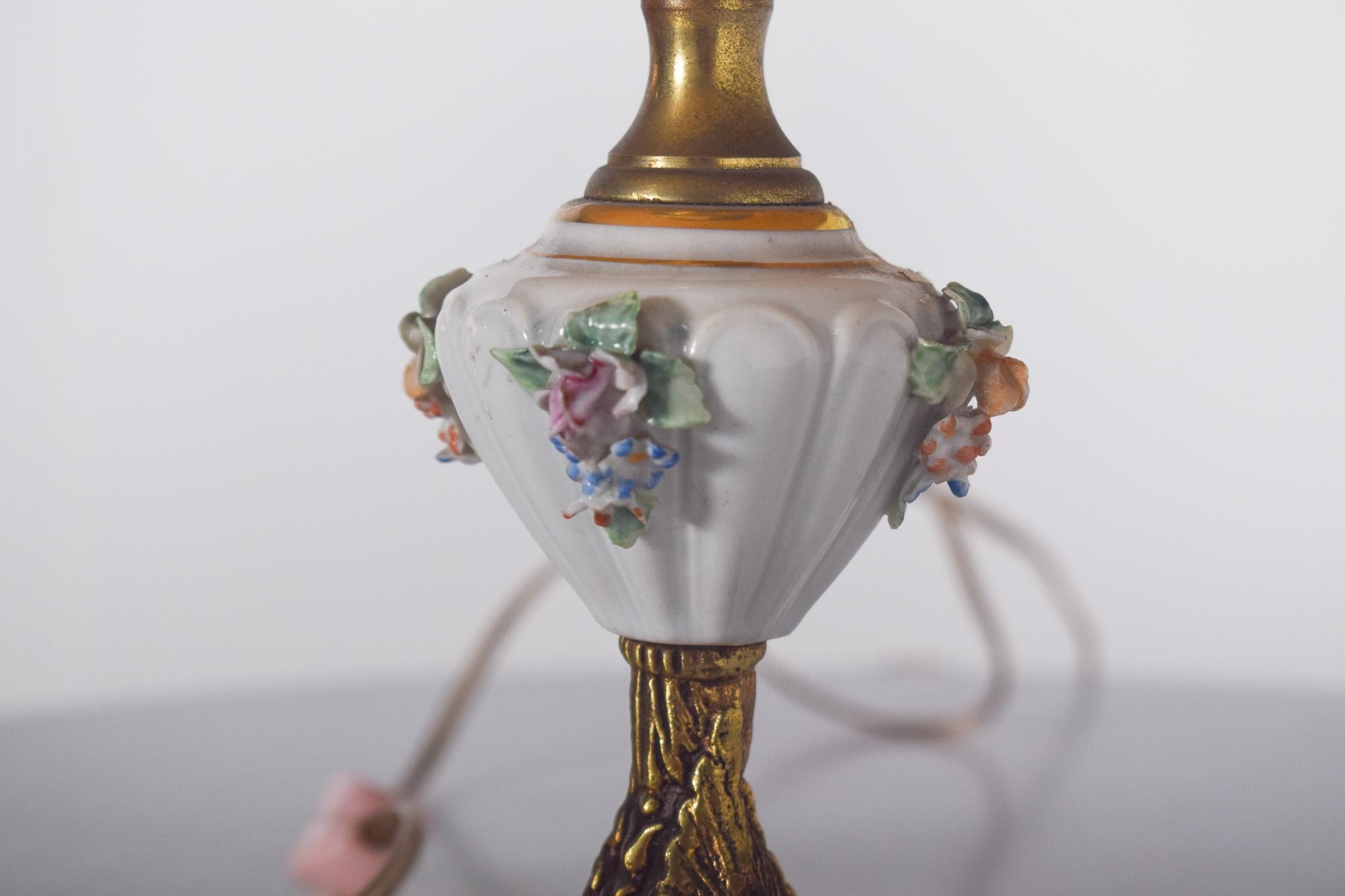 Lámpara de mesa Artibus de bronce y porcelana Moderno de mediados de siglo en venta