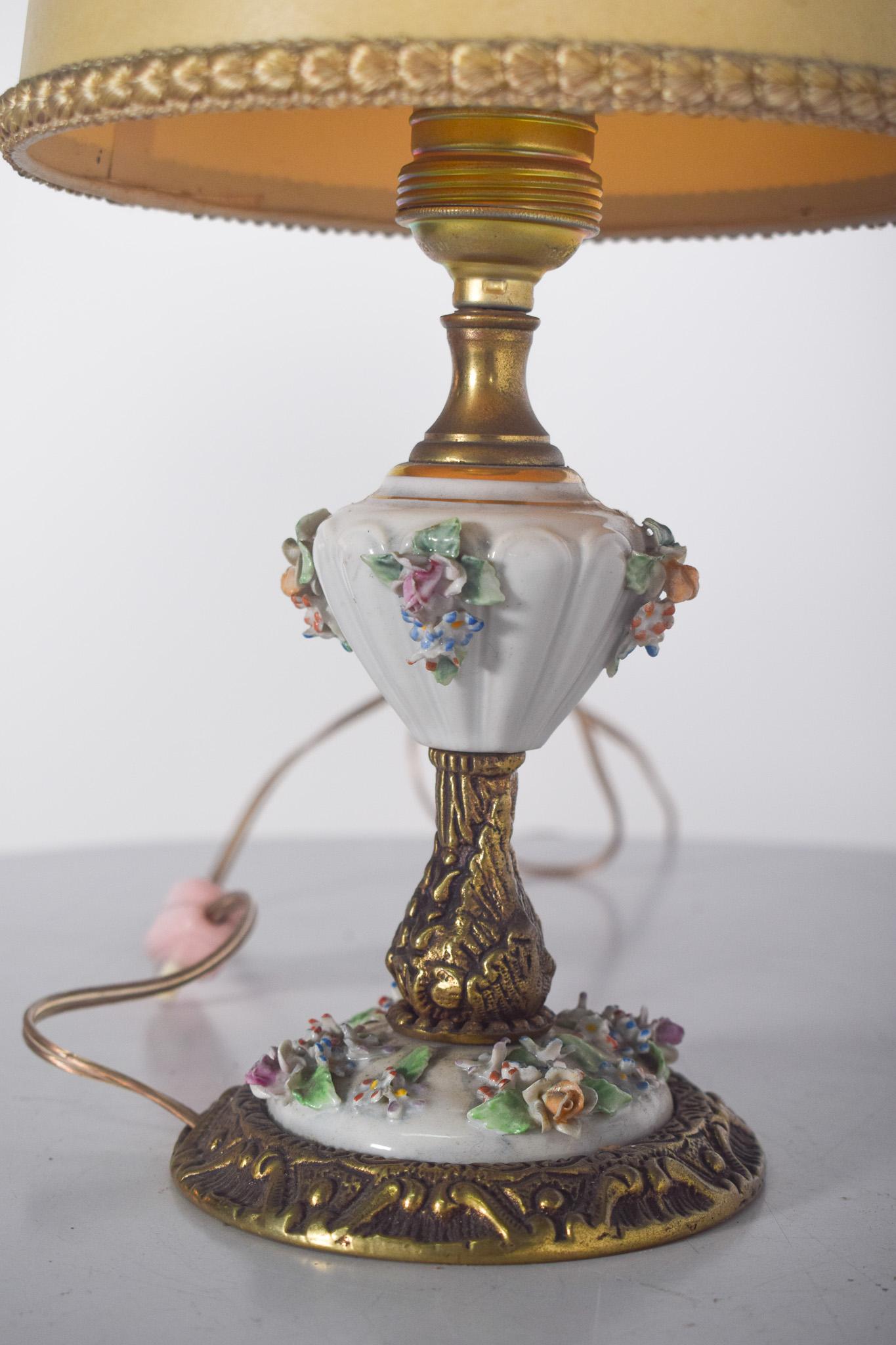 Lámpara de mesa Artibus de bronce y porcelana Portugués en venta