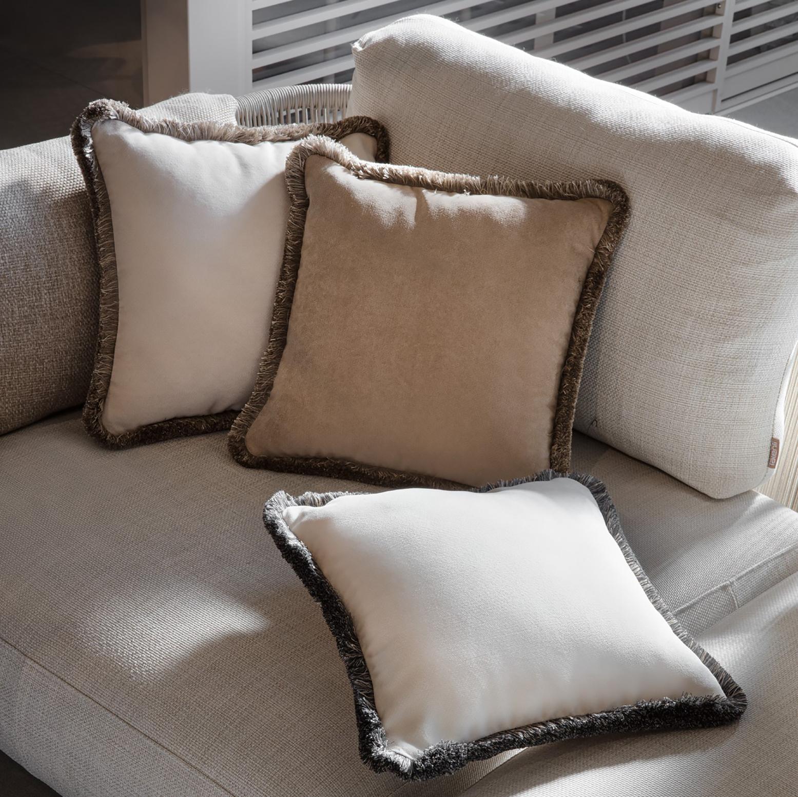 Esta elegante funda de cojín ha sido cuidadosamente cosida a mano con suave terciopelo beige y contorneada por prestigiosos flecos de algodón multicolor. Un complemento sofisticado para un sofá clásico o contemporáneo por igual, puede combinarse con
