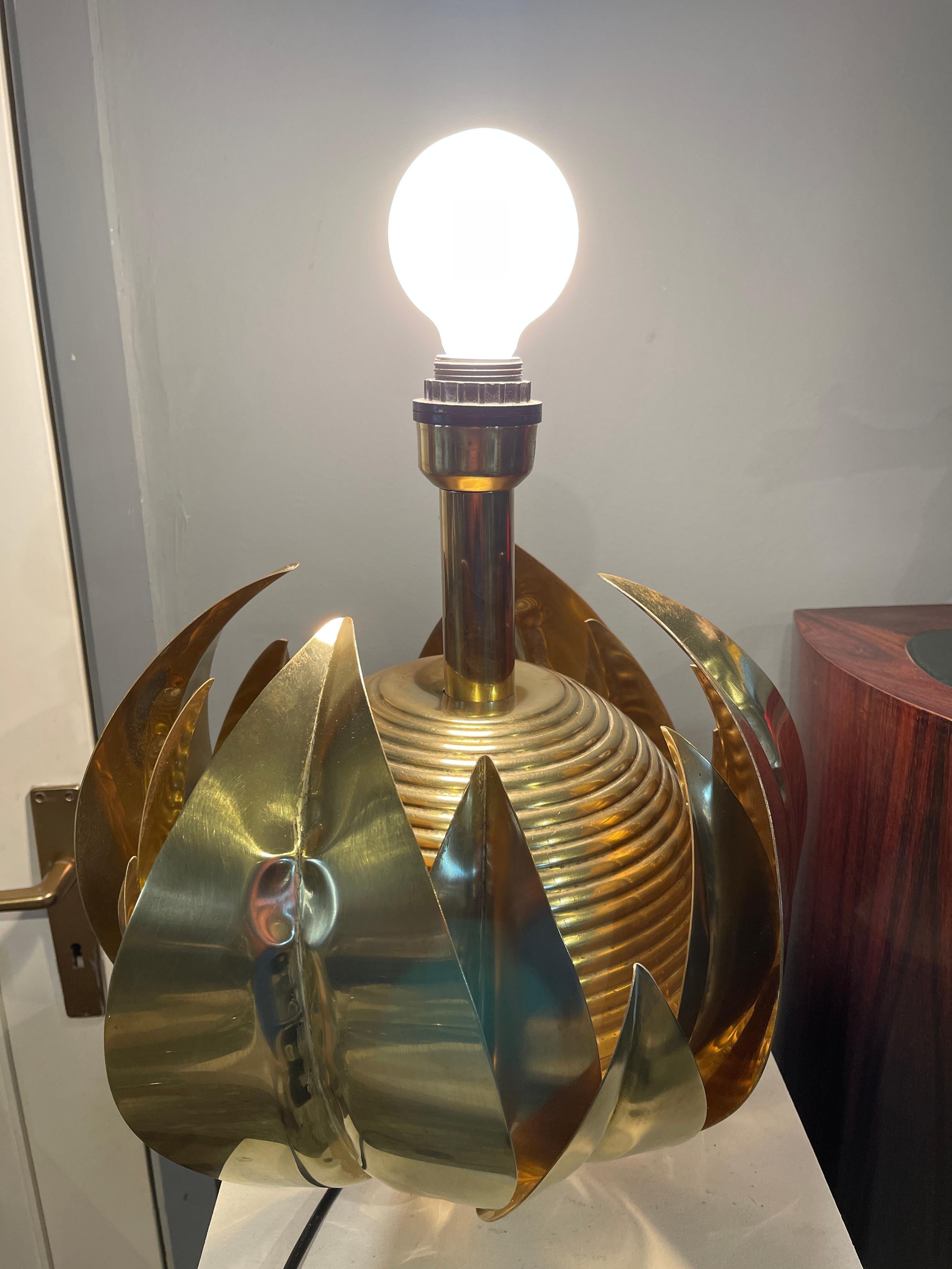 Artichoke-shaped lamp in brass, Italian production of the 1980s, attributable to the designer Tommaso Barbi.