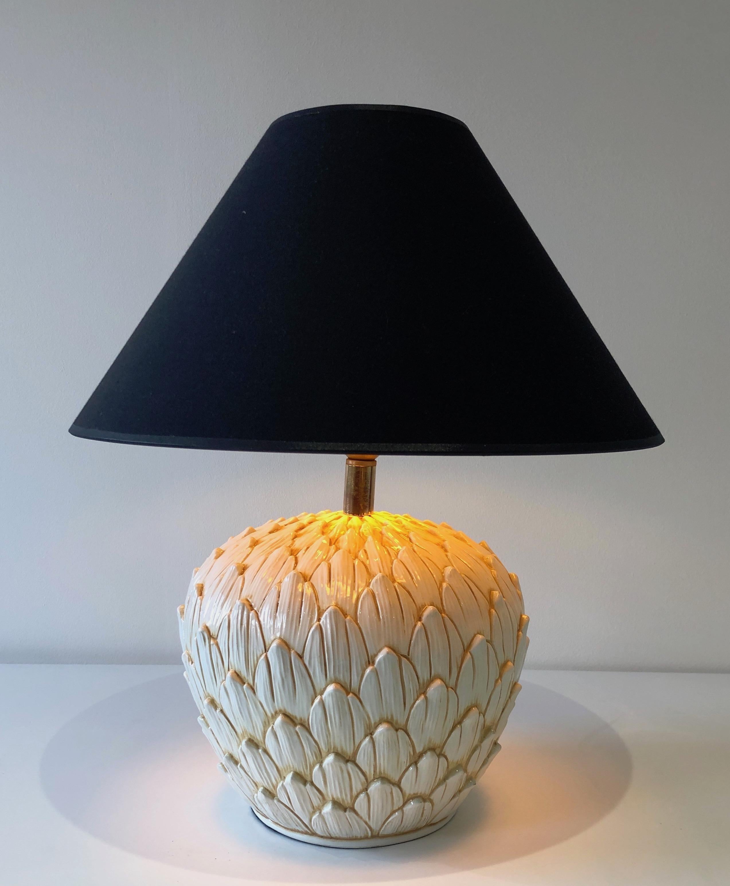 This nice and decorative artichoke table lamp is made of a white ceramic. This is a French work. Circa 1970.