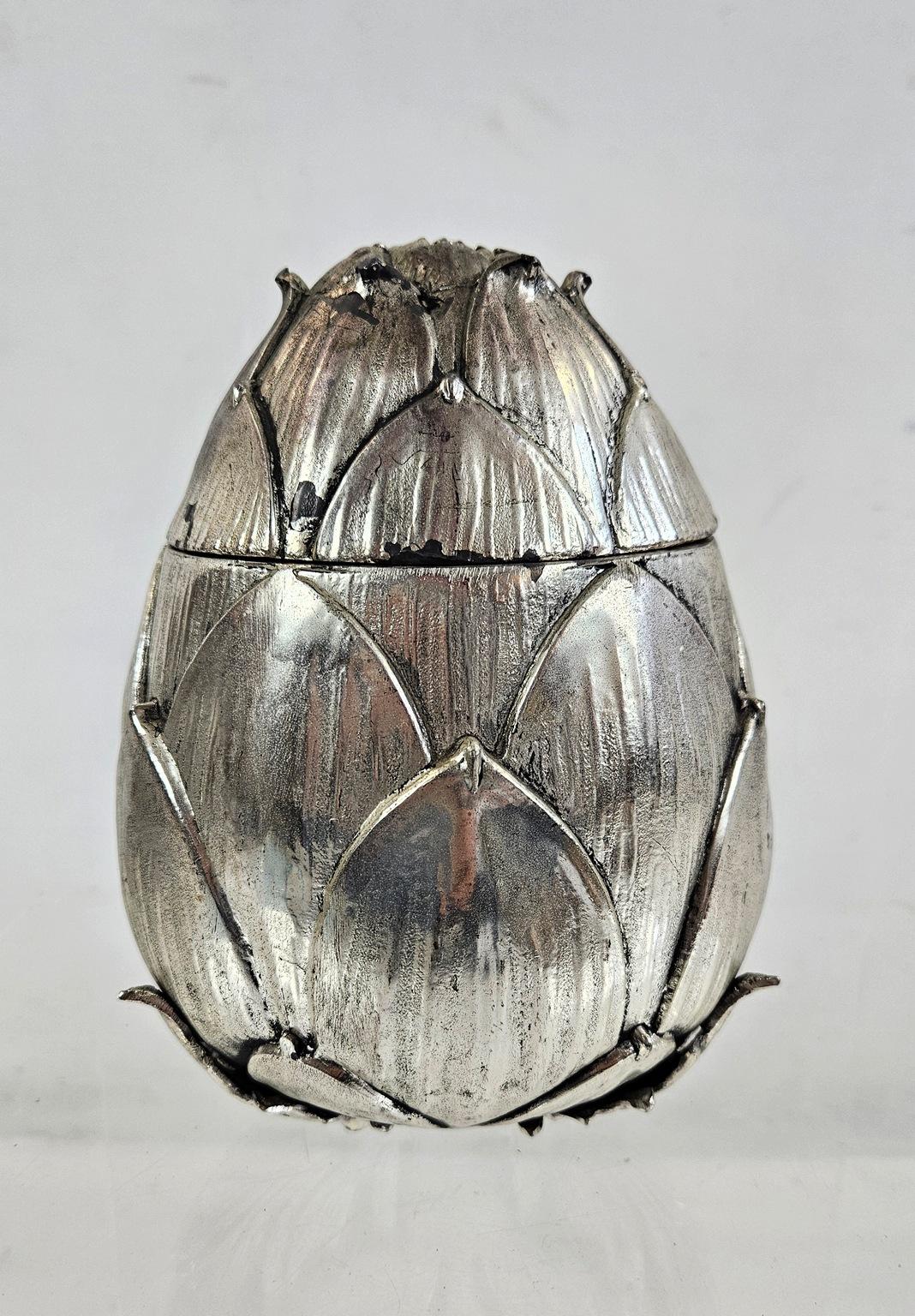 Iconic ice bucket in the shape of an artichoke by italian designer Mauro Manetti, Florence Italy in silver guilt metal. Stamped at the bottom. It has the original liner which is in good condition without cracks or chipping.