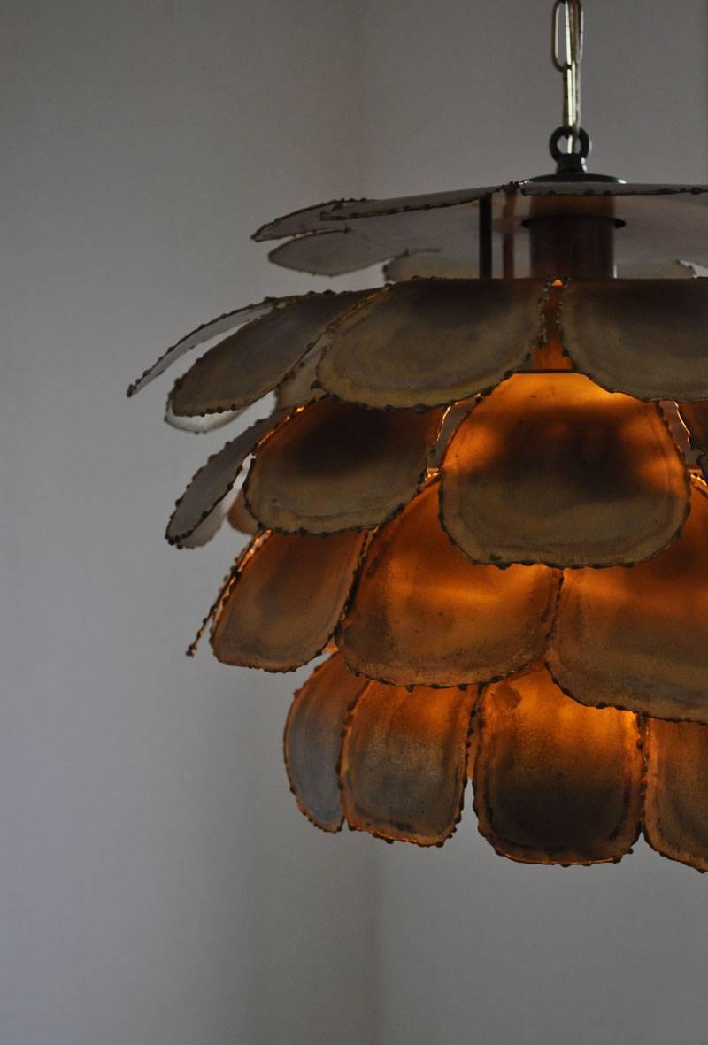 Artichoke ceiling lamp designed by Svend Aage Holm Sørensen in the 1960s in Denmark. Manufactured by Holm Sørensen & Co.

The lamp is made of torch cut brass and the shades gives an amazing light effect.

Measures: Height 33 cm, width 46