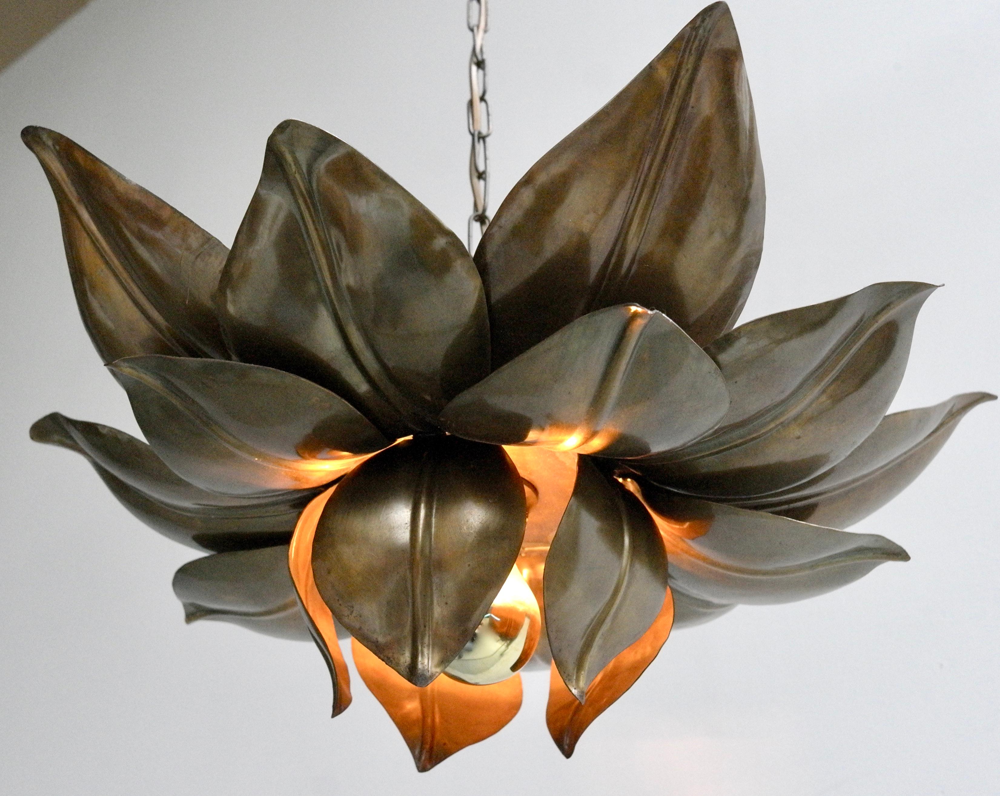 Artichoke Mid-Century Modern copper chandelier pendant lamp, 1960s.

Measures: Diameter 53 cm, shade height 25, total height including the chain 85 cm.