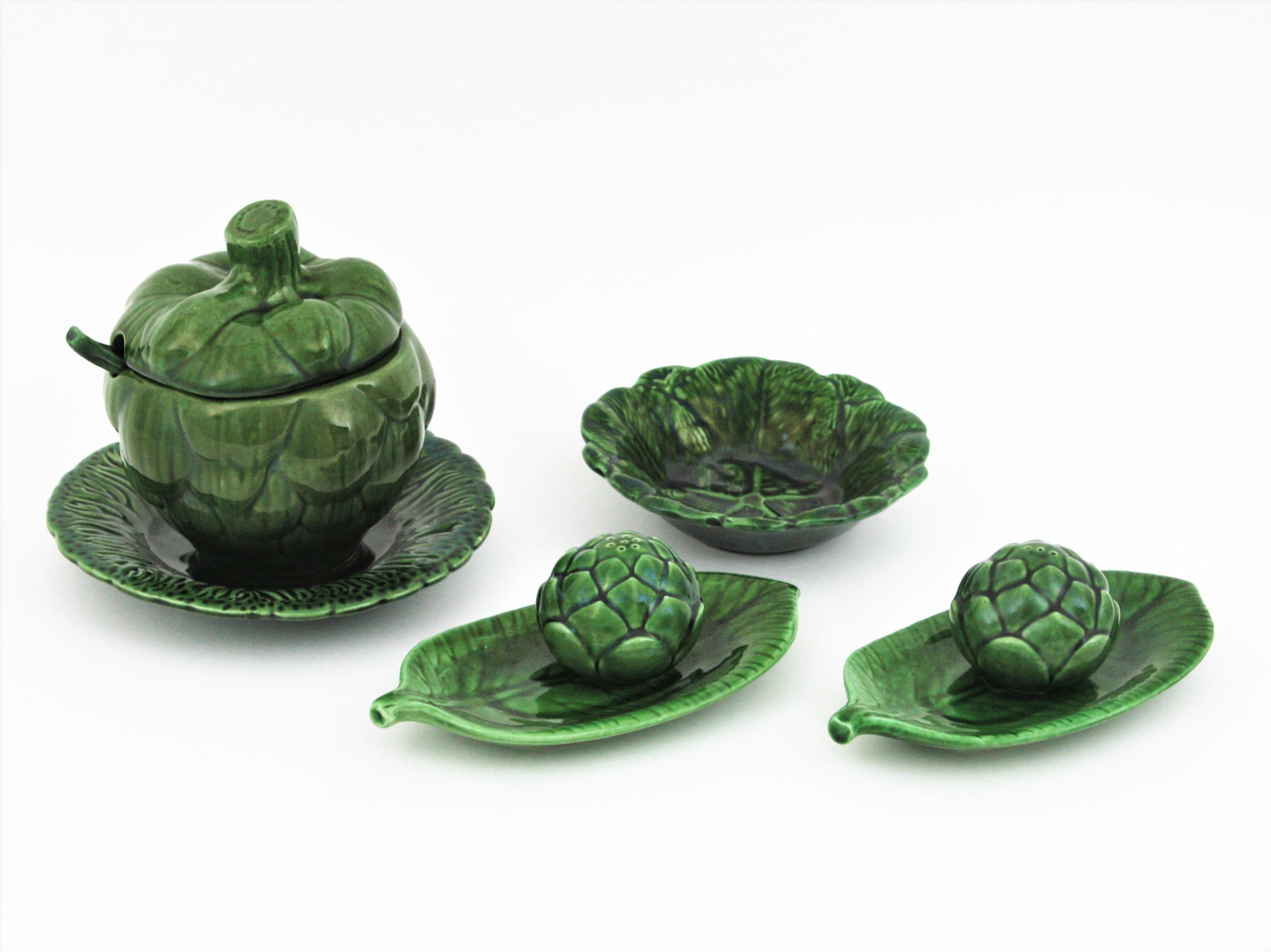 Beautiful artichoke and leaves 8 pieces crockery /tableware / serveware set. Spain, 1960s
This serving set is made in dark green glazed ceramic and it is comprised by: 
1 artichoke sugar bowl / sauce tureen with lid+ 1 small serving spoon+ 1 small