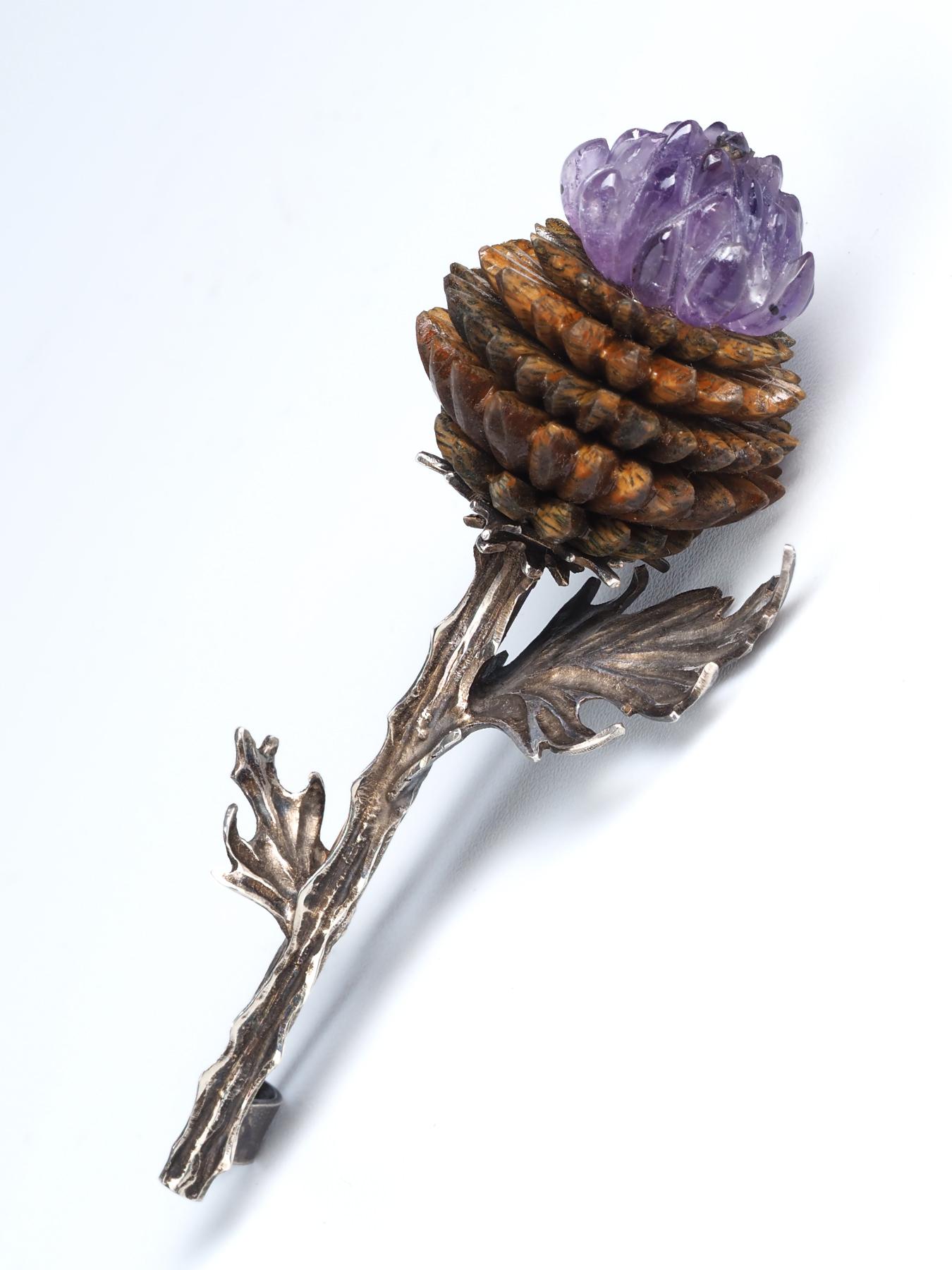 Artichoke Carved Amethyst and Wood Silver Brooch

brooch length 70 mm

brooch width 25 mm 

carved amethyst measurements 25 x 17 mm

weight 13 grams 
