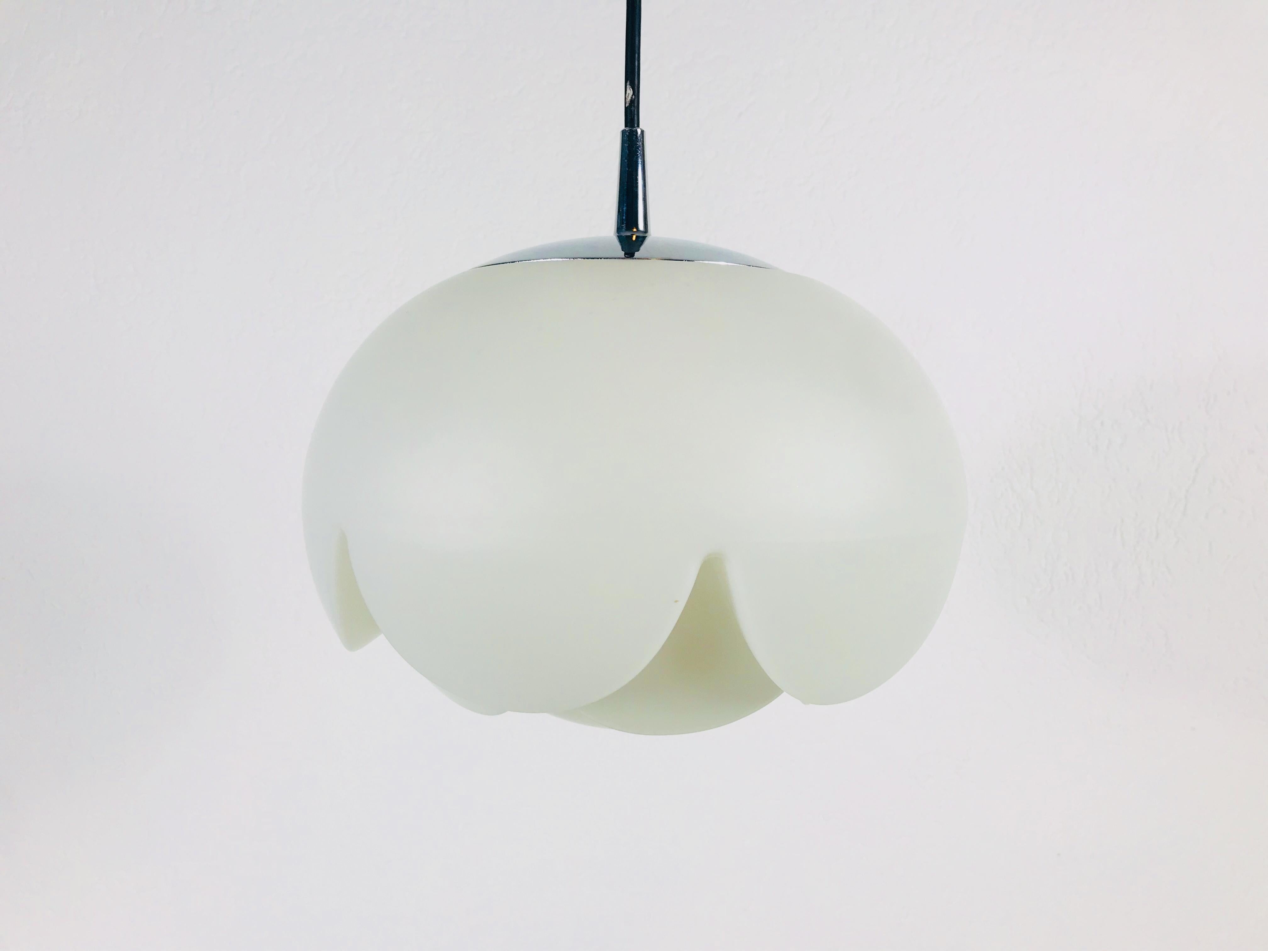 Hängeleuchte aus weißem Artichoke-Opal von Peill und Putzler, 1970er Jahre, Deutschland im Zustand „Gut“ im Angebot in Hagenbach, DE