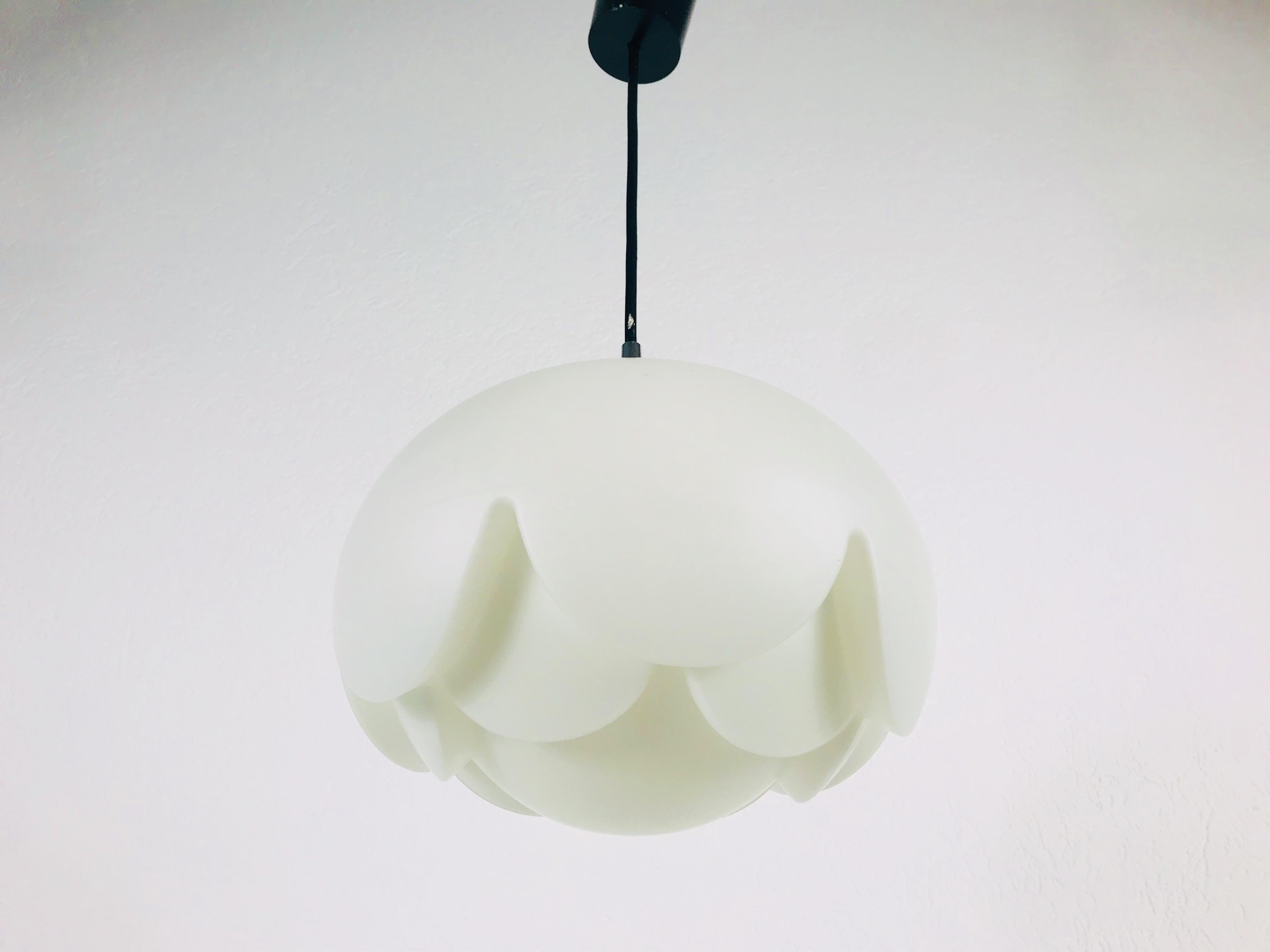 Hängeleuchte aus weißem Artichoke-Opal von Peill und Putzler, 1970er Jahre, Deutschland (Aluminium) im Angebot