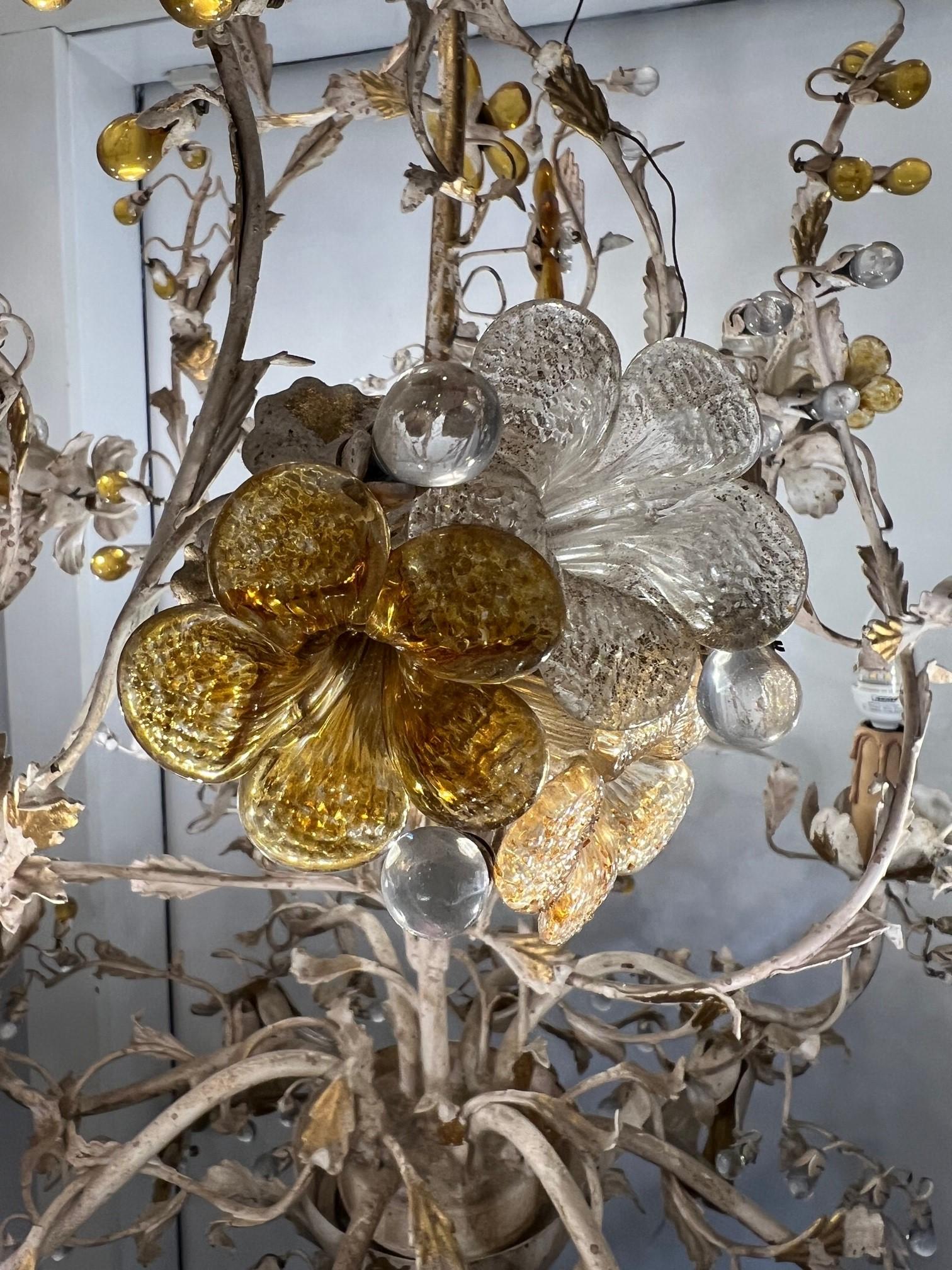 Articolo 8 Light Italienisch Hand Made Eisen Kronleuchter mit Kristall Blumen im Zustand „Gut“ im Angebot in Stamford, CT