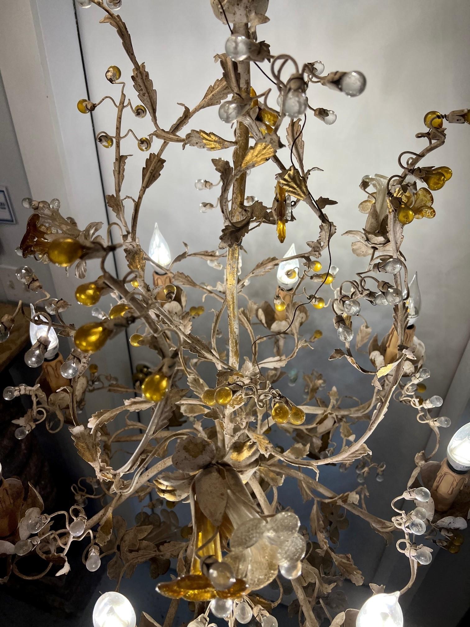 Articolo 8 Light Italienisch Hand Made Eisen Kronleuchter mit Kristall Blumen (20. Jahrhundert) im Angebot
