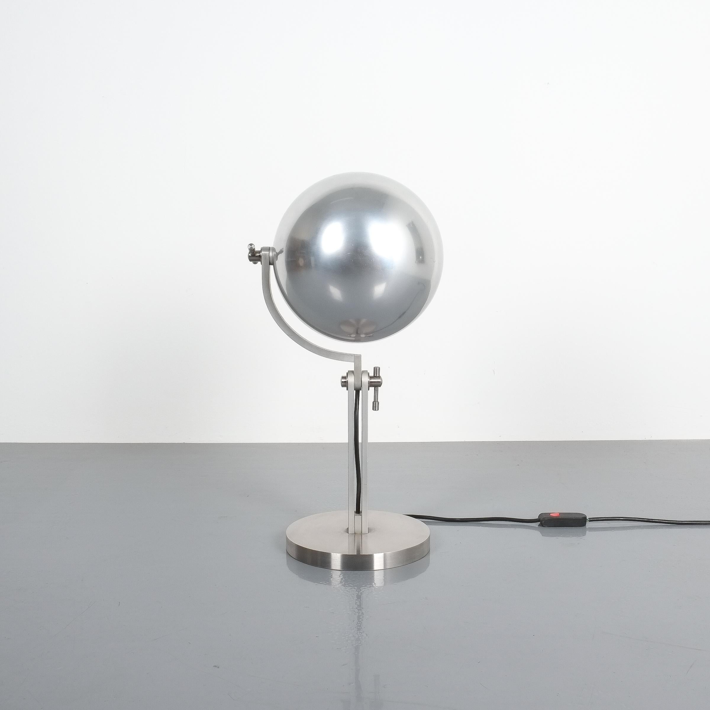 Aluminum desk lamp by Schliephacke for Mewa, circa 1955. Elegant articulate table lamp with 21.25