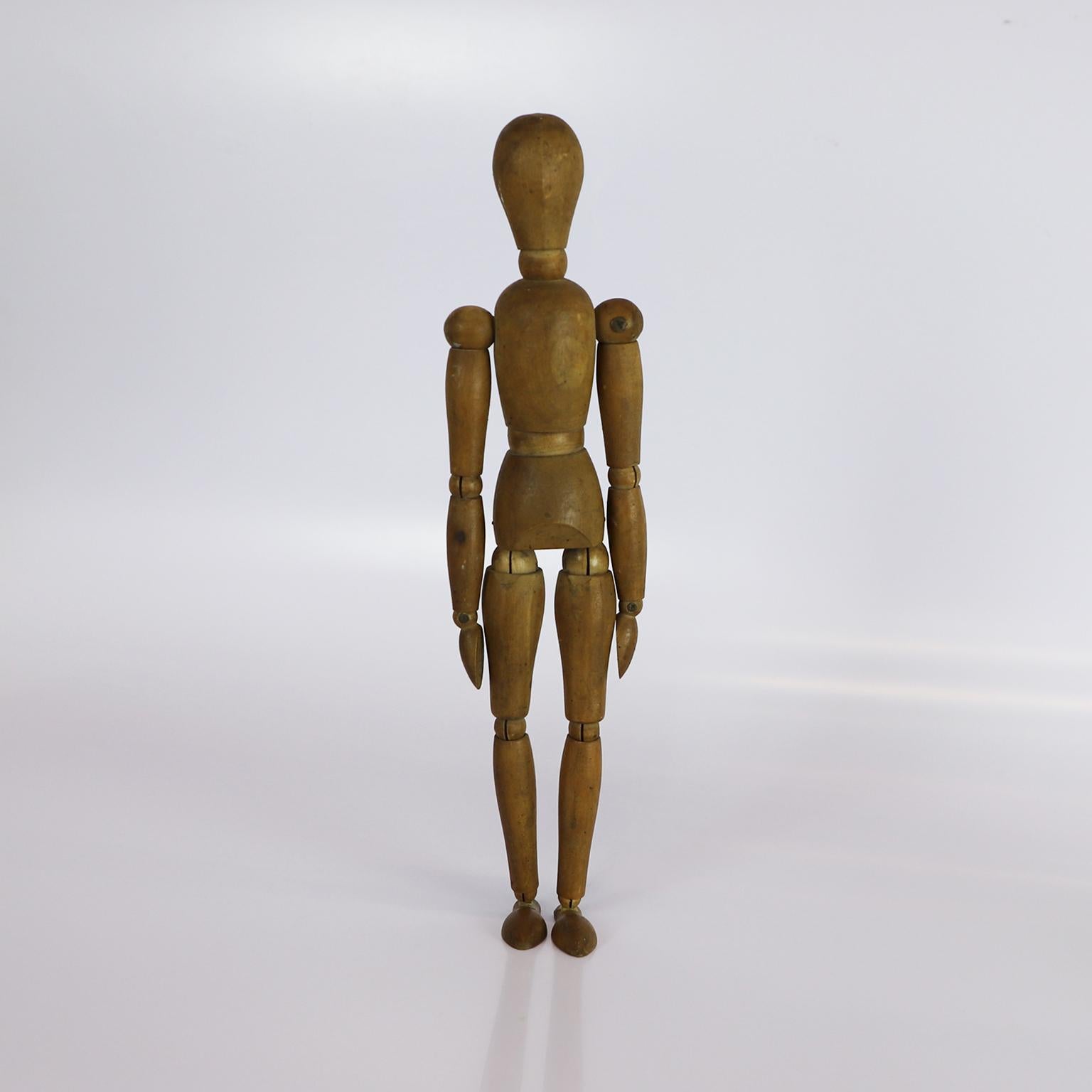 Circa 1970. Nous vous proposons ce mannequin d'artiste articulé en bois de pin.