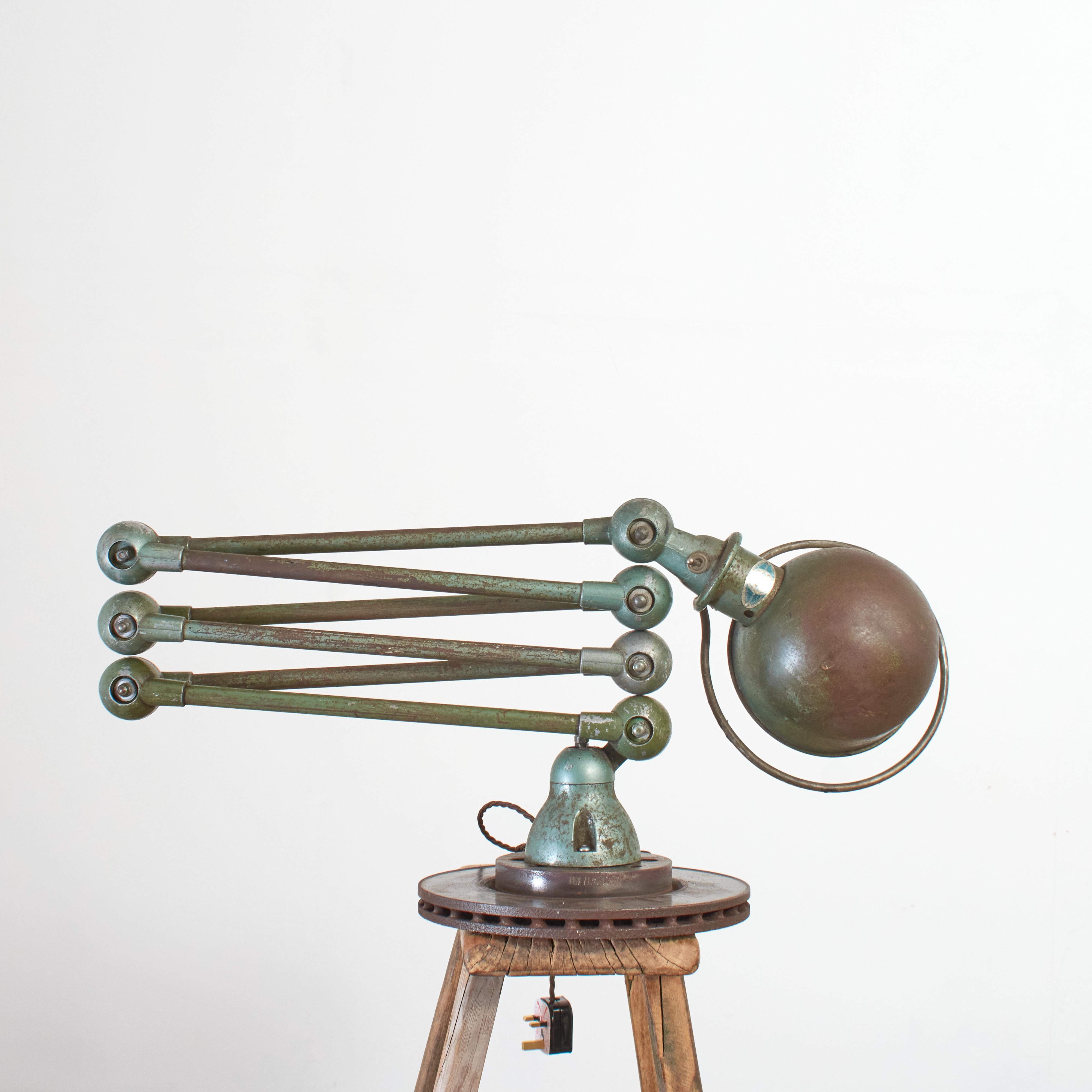 Lampadaire articulé à 6 bras Jielde - A

Une lampe industrielle vraiment polyvalente conçue par Jean-Louis Domecq - Le nom 