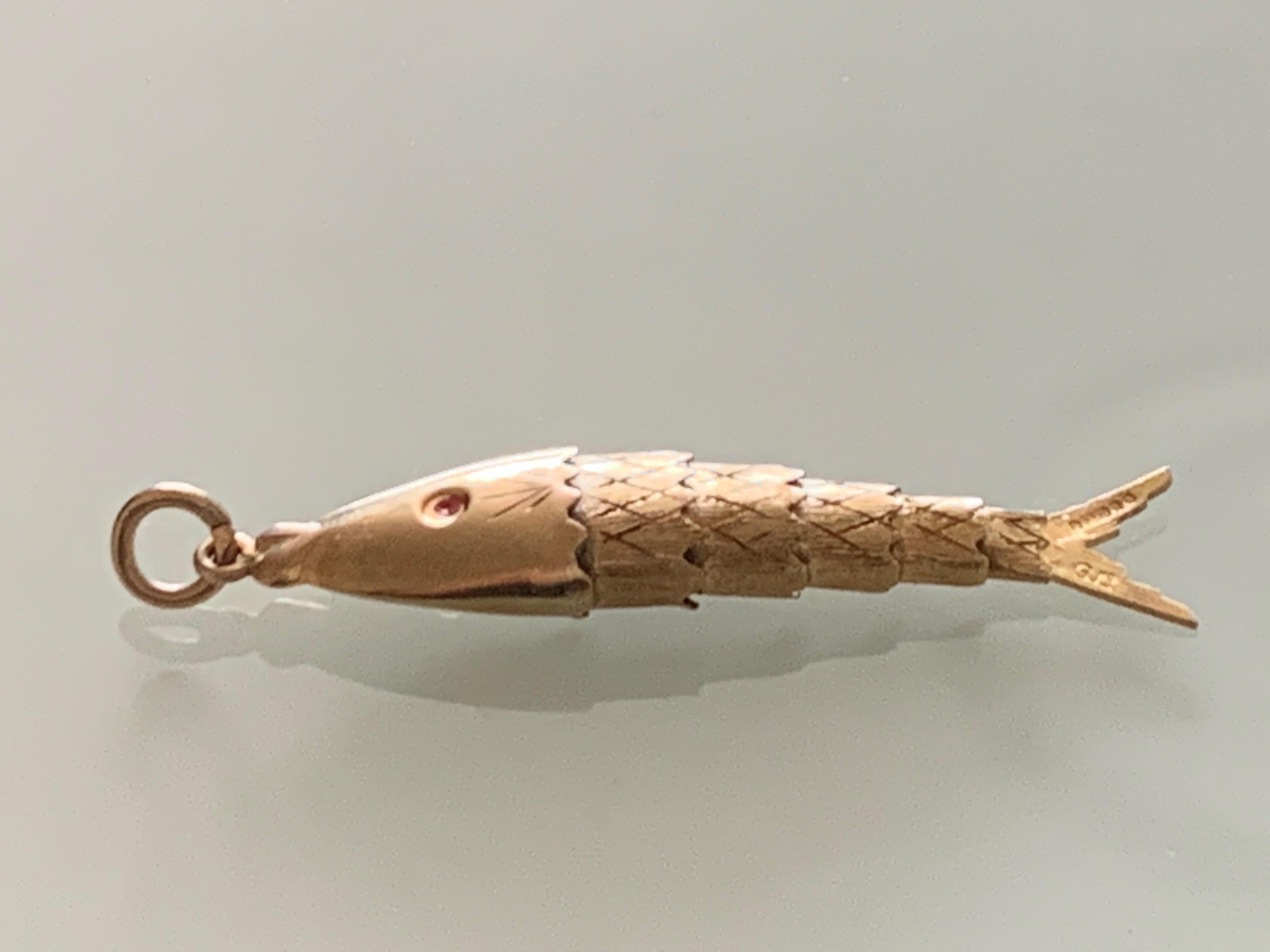 Belle rareté
Poisson articulé en or 9ct
Par le célèbre orfèvre Georg Jensen
Entièrement poinçonné à la date de 1967

En très bon état.
Longueur 4cm
Largeur  7mm (point le plus large)

Poids 2.22 grammes