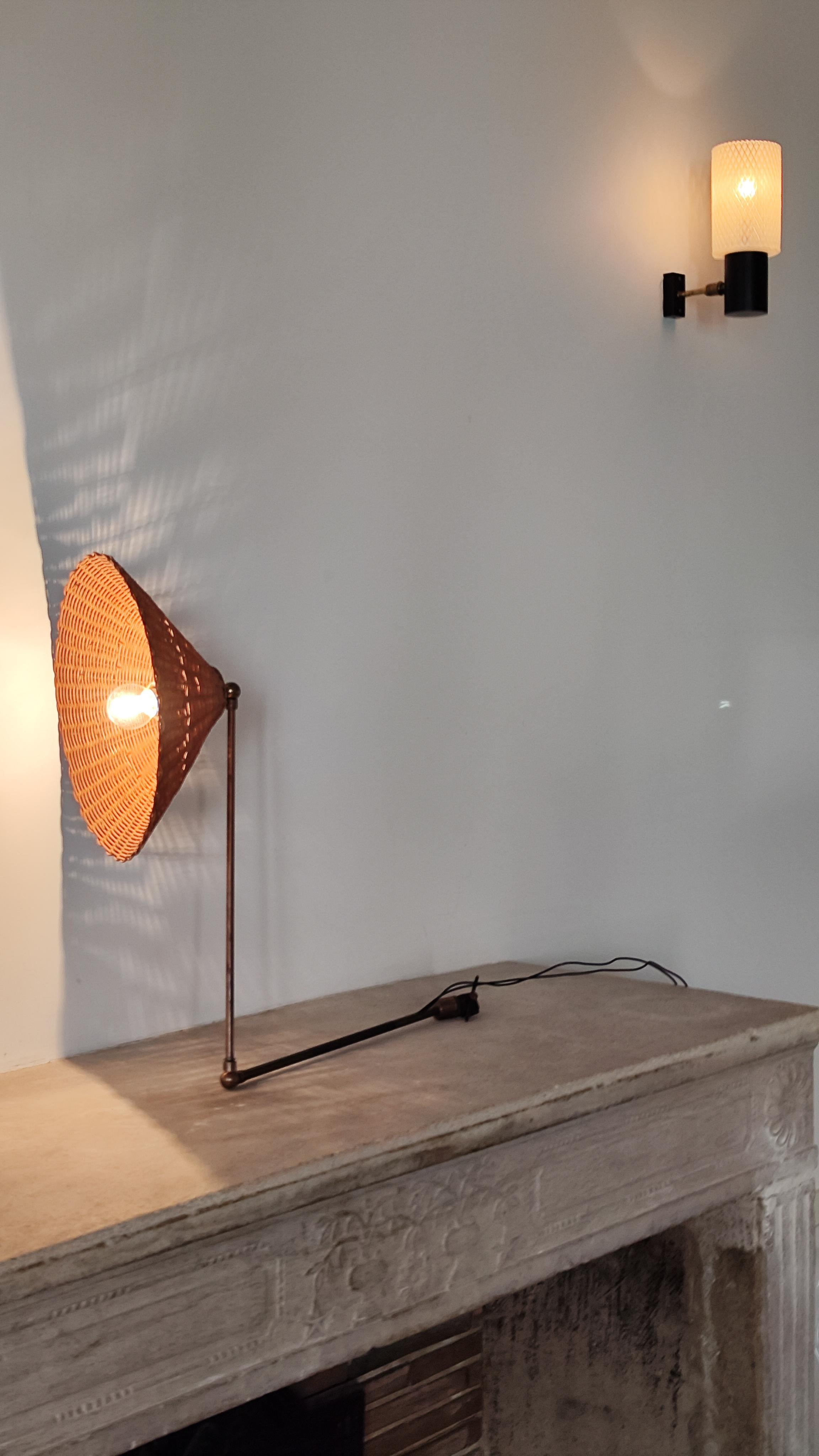 Lampe articulée en laiton et osier circa 1950 attribuée à Paavo Tynell 6