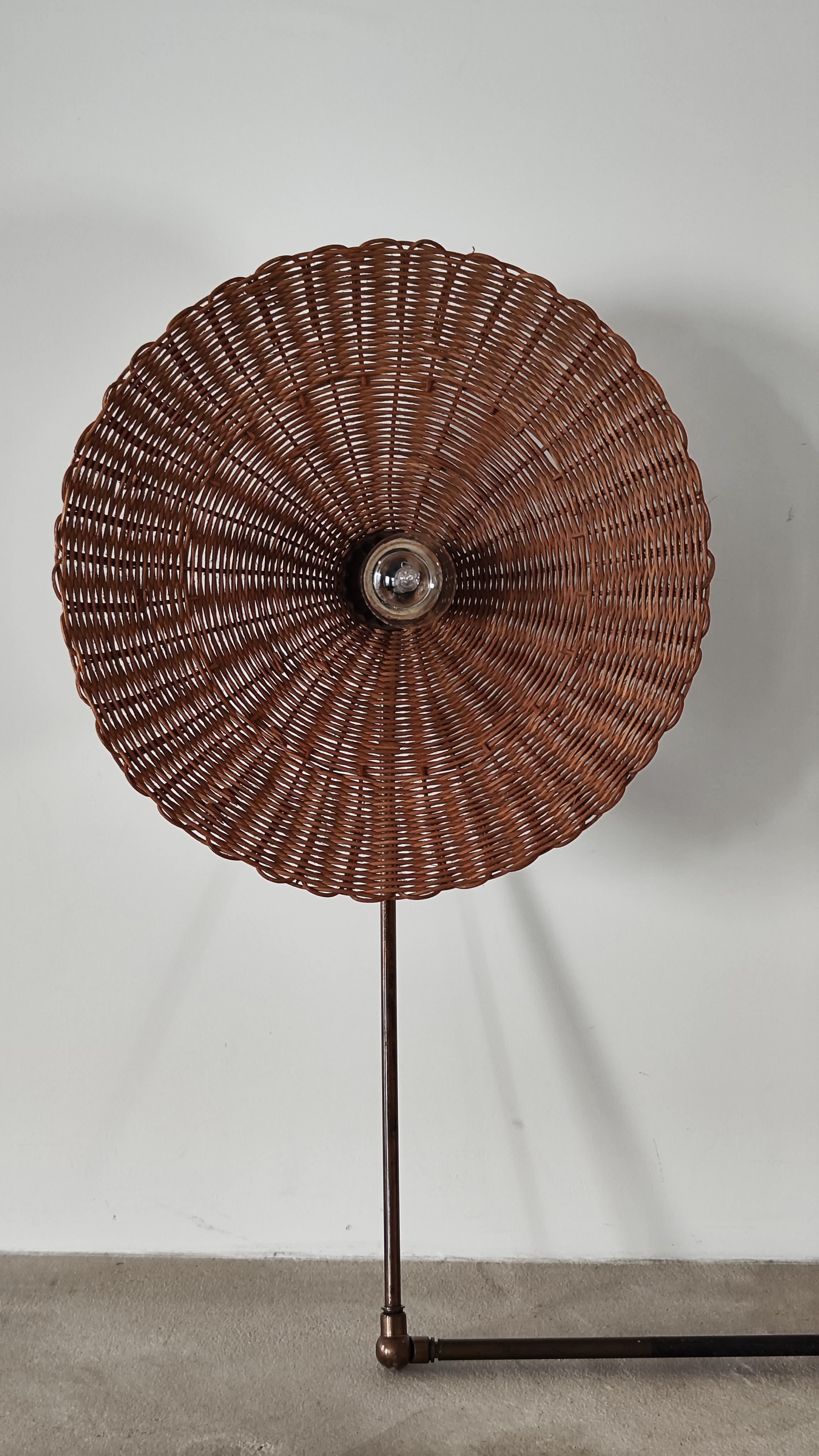 Lampe articulée en laiton et osier circa 1950 attribuée à Paavo Tynell 10