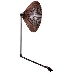 Lampe articulée en laiton et osier circa 1950 attribuée à Paavo Tynell