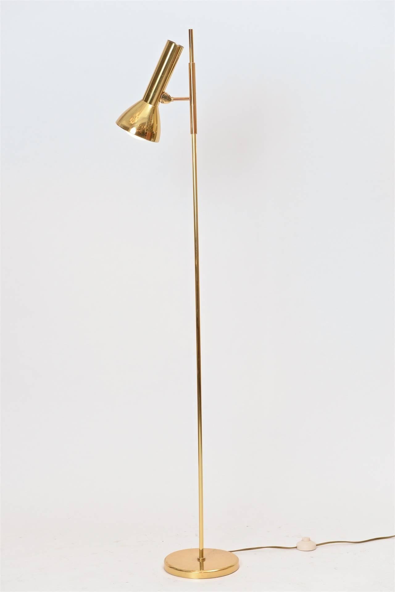 Minimal brass good quality floor lamp. Shade can be angled 360 degree.

Probably German, circa 1980.