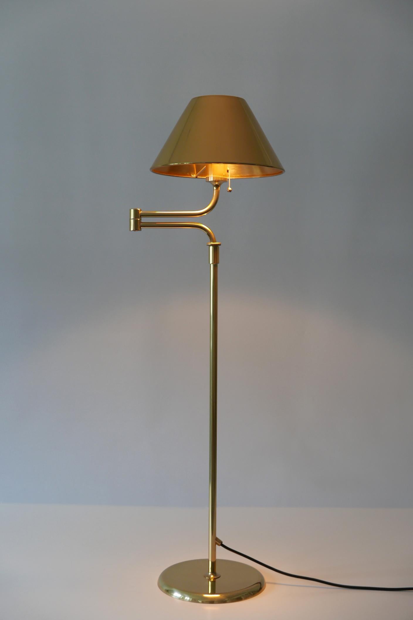 Elegant and articulated floor lamp or reading light. Designed and manufactured by Florian Schulz, 1980s, Germany. Adjustable height and swiveling arm.

Executed in polished brass, the lamp needs 1 x E27 Edison screw fit bulb, is wired, and in