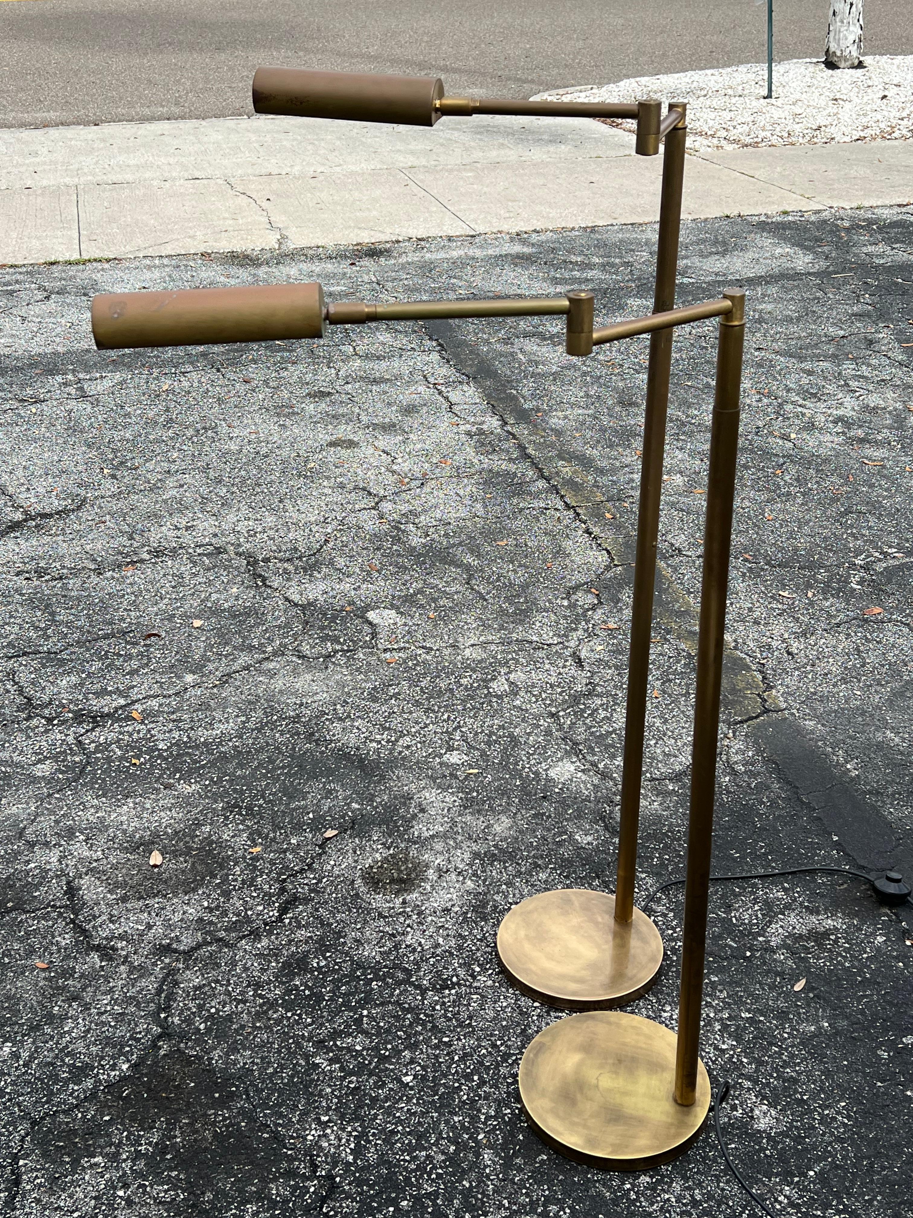 Coppia di lampade da lettura in ottone di Koch & Lowy, con timbro OMI. Le tonalità articolate creano molte possibilità. Finitura spazzolata satinata con patina, virata al bronzo e scolorimento. Prese di corrente originali in porcellana, ricablate