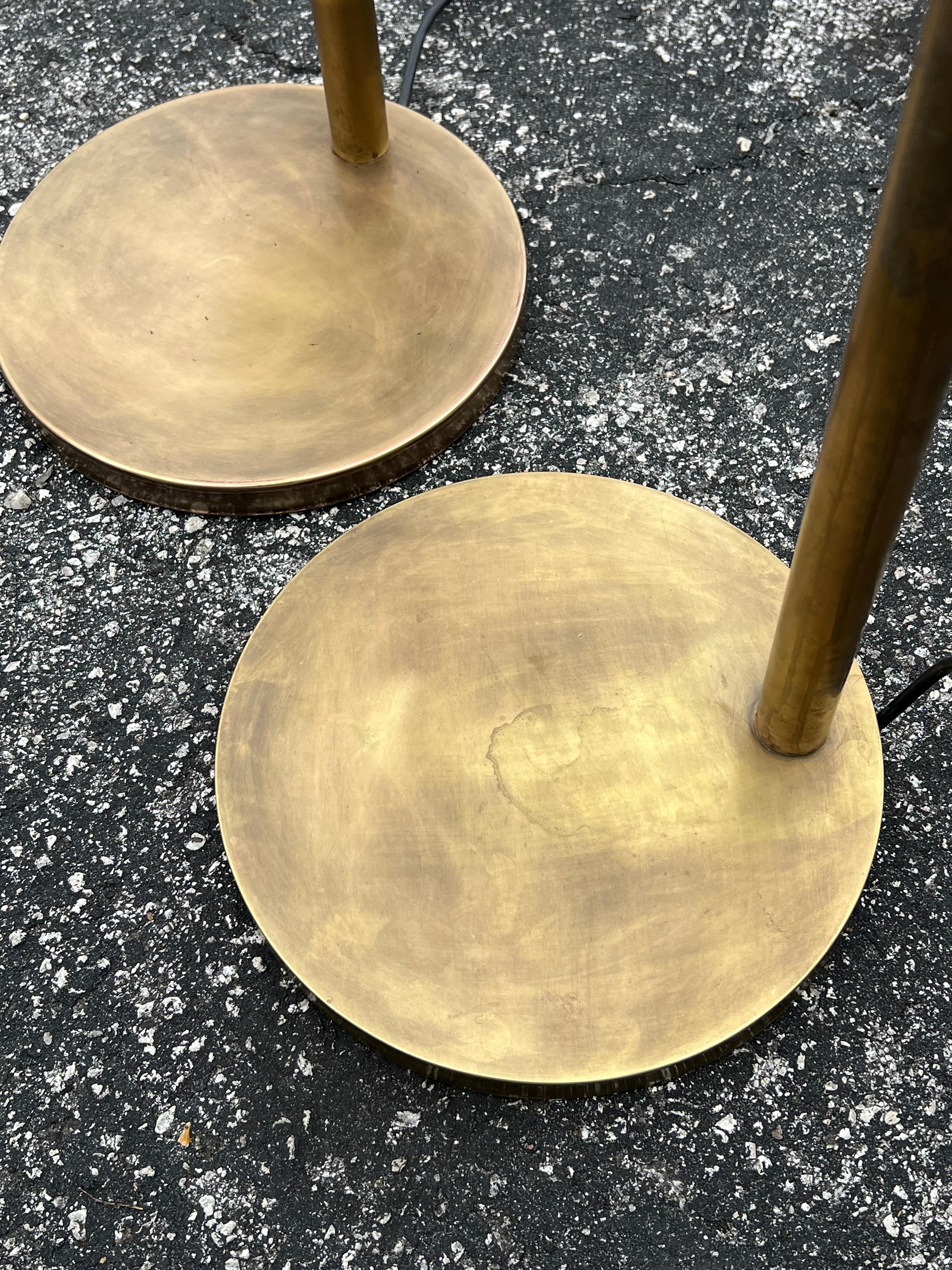 Ottone Lampade da terra articolate in ottone di Koch & Lowy in vendita