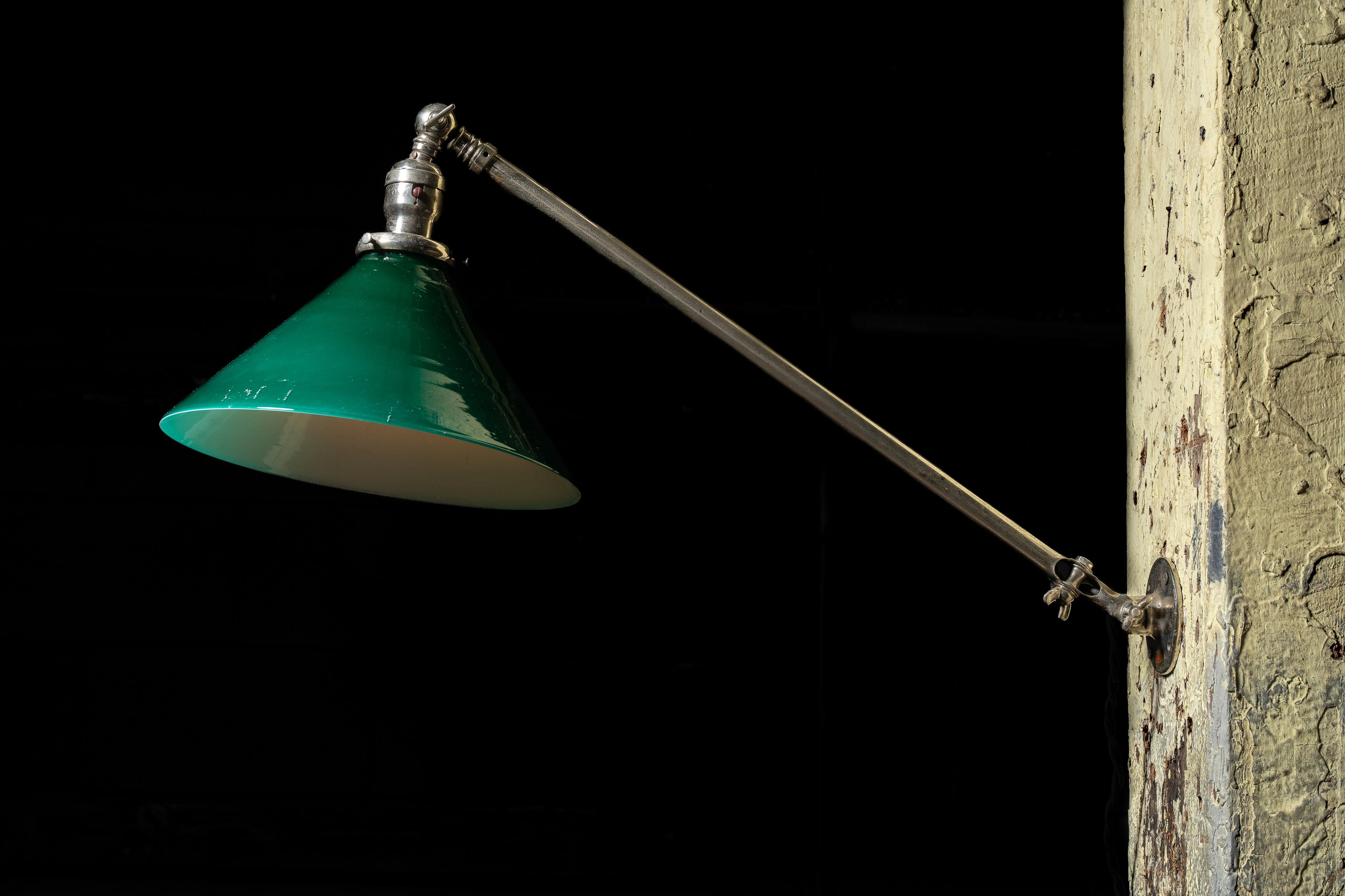 Americano Lampada articolata in cromo di TAFCO con paralume in vetro Emeralite in vendita