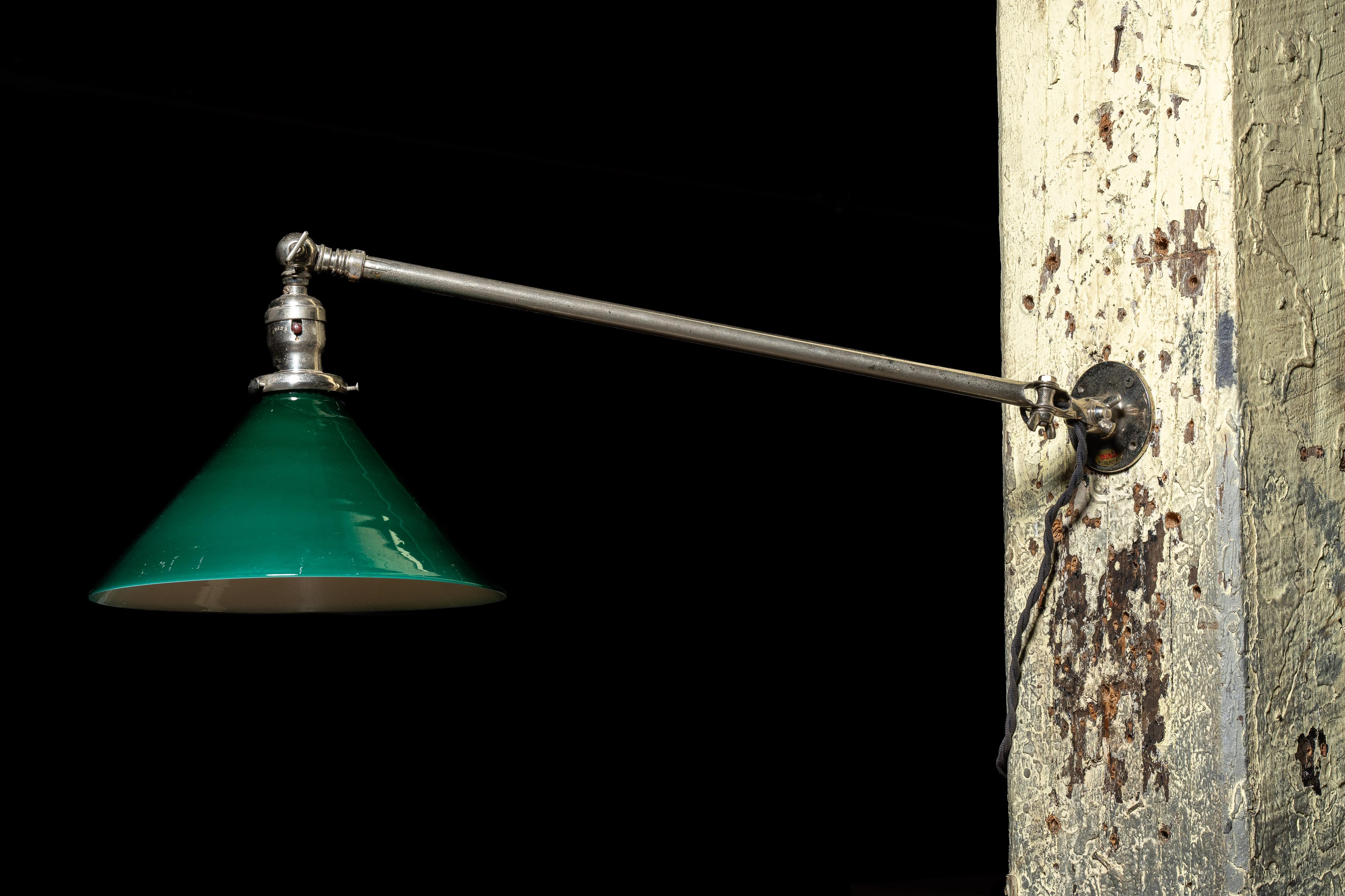 Lampada articolata in cromo di TAFCO con paralume in vetro Emeralite In condizioni buone in vendita a Dekalb, IL