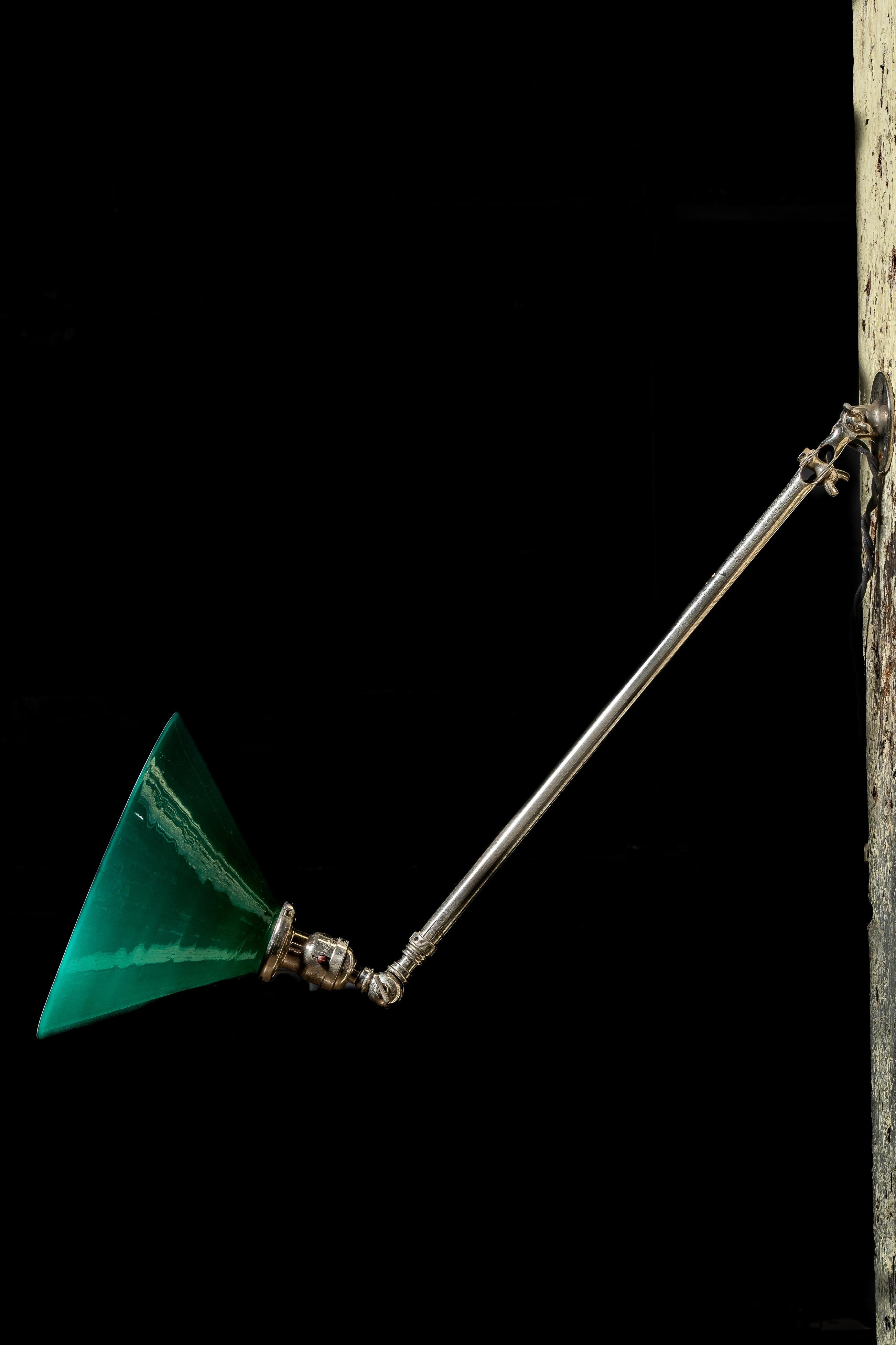 XX secolo Lampada articolata in cromo di TAFCO con paralume in vetro Emeralite in vendita