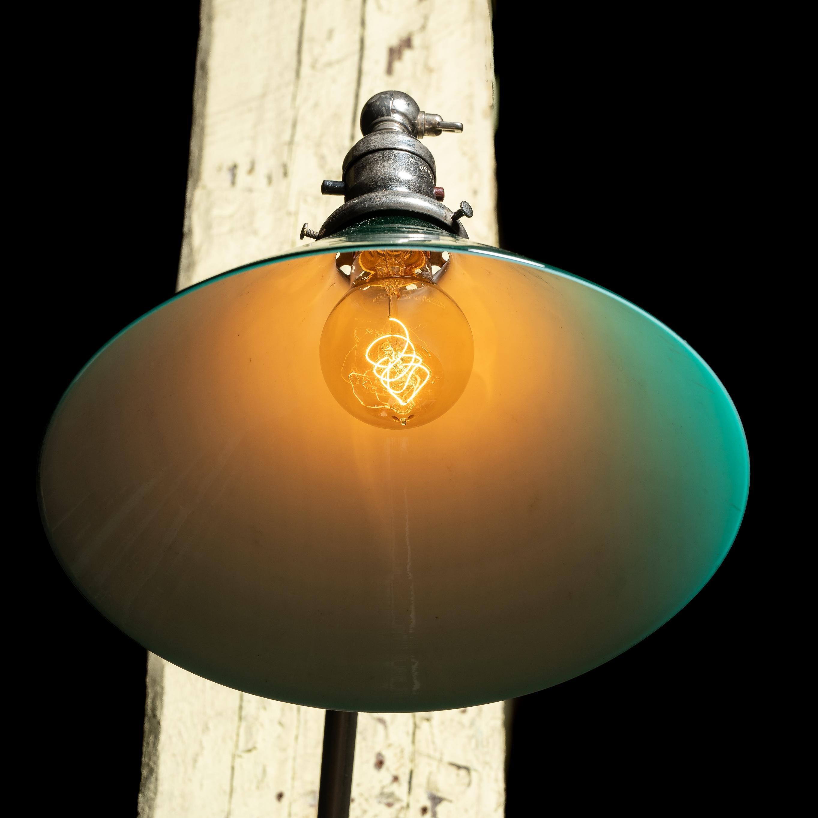 Lampada articolata in cromo di TAFCO con paralume in vetro Emeralite in vendita 3