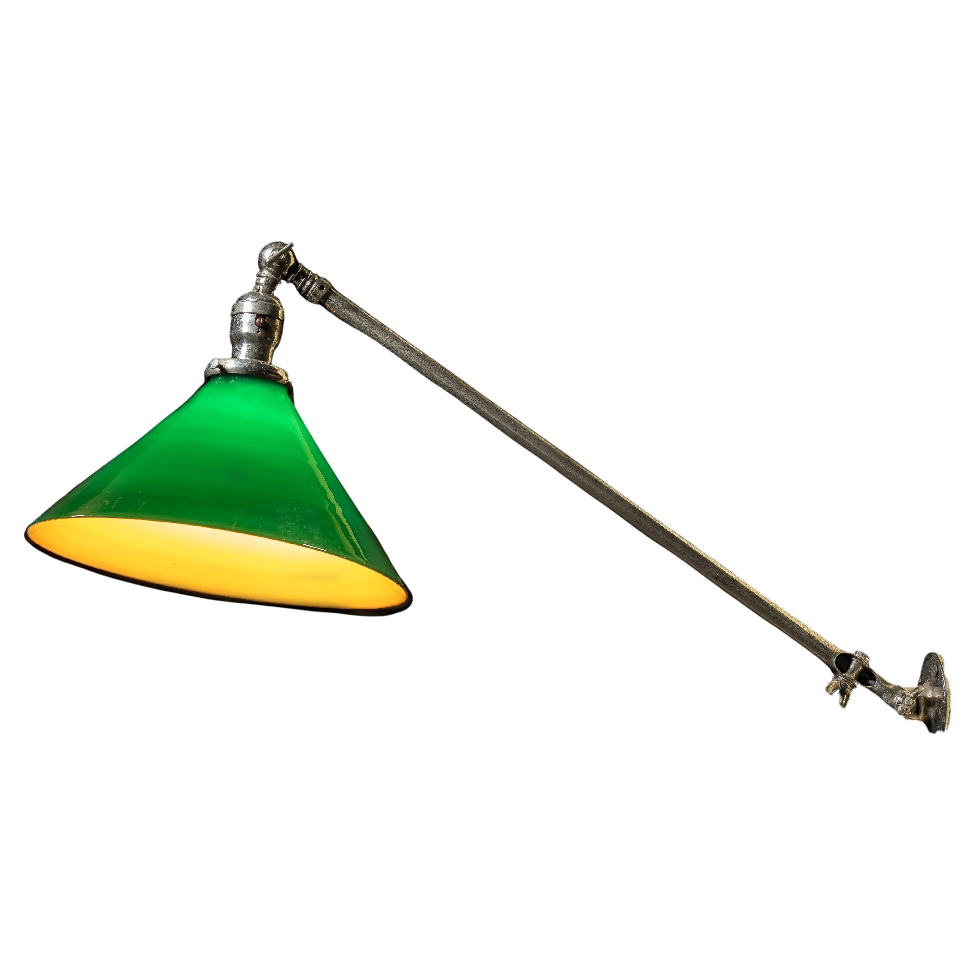 Lampada articolata in cromo di TAFCO con paralume in vetro Emeralite in vendita