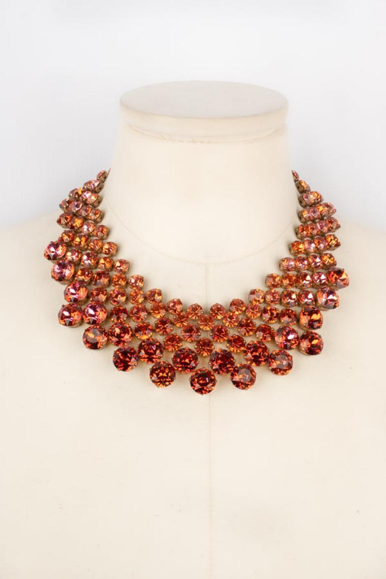 Articulated dark-golden metal necklace ornamented with orangey pink rhinestones. Not signed jewelry.

Additional information:
Condition: Very good condition
Dimensions: Length: 41 cm

Seller Reference: BC259