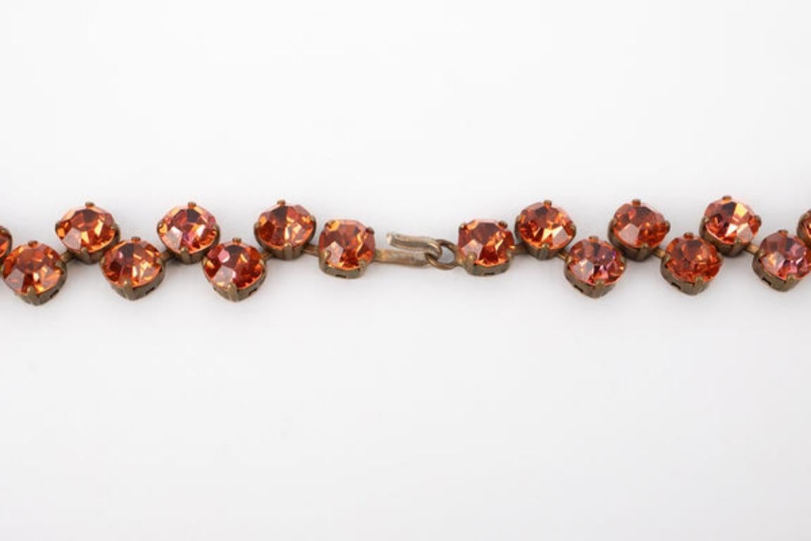 Collier articulé en métal doré foncé et strass en vente 2