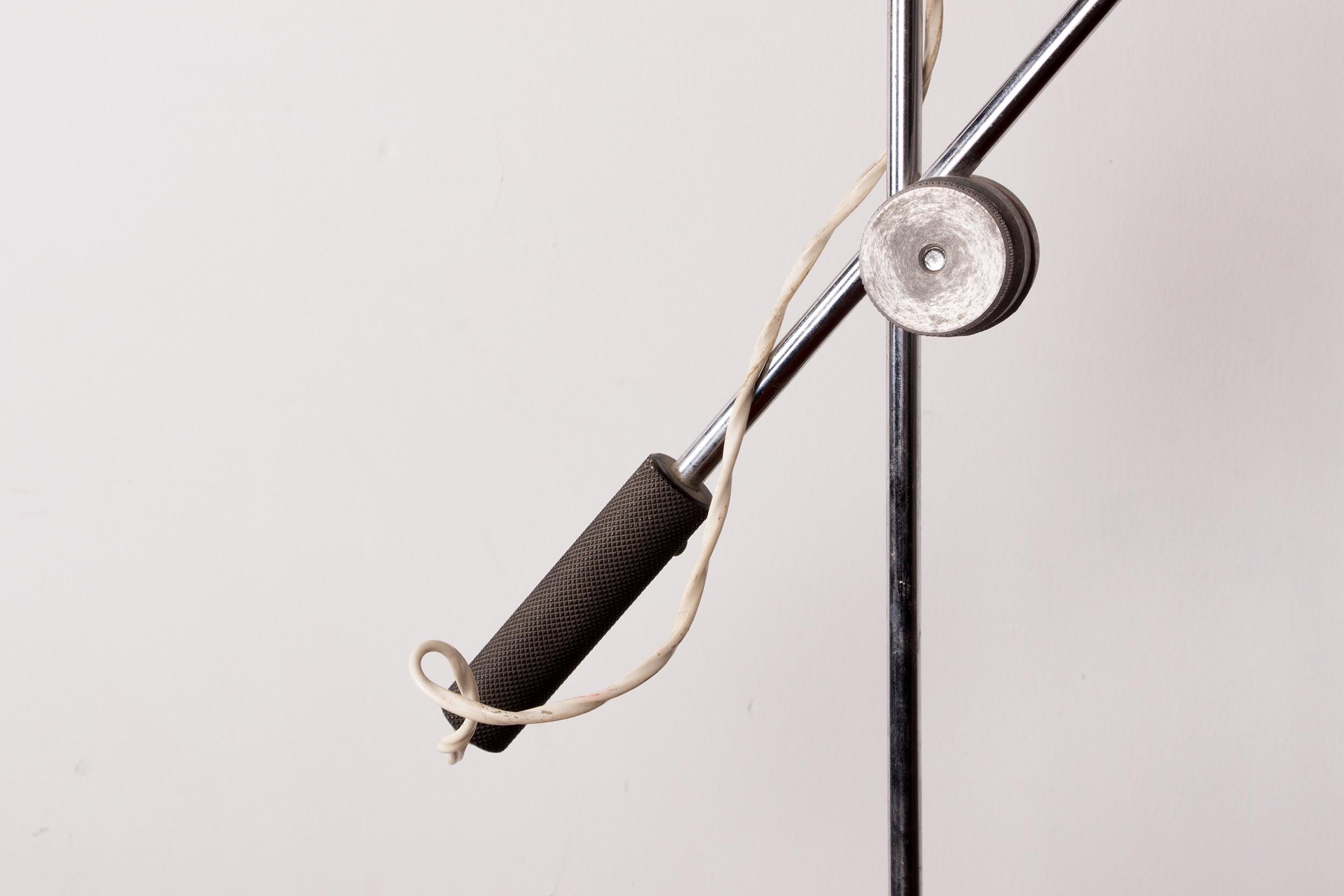 Articulated desk lamp in chrome metal by André Lavigne for Aluminor 1960. For Sale 2