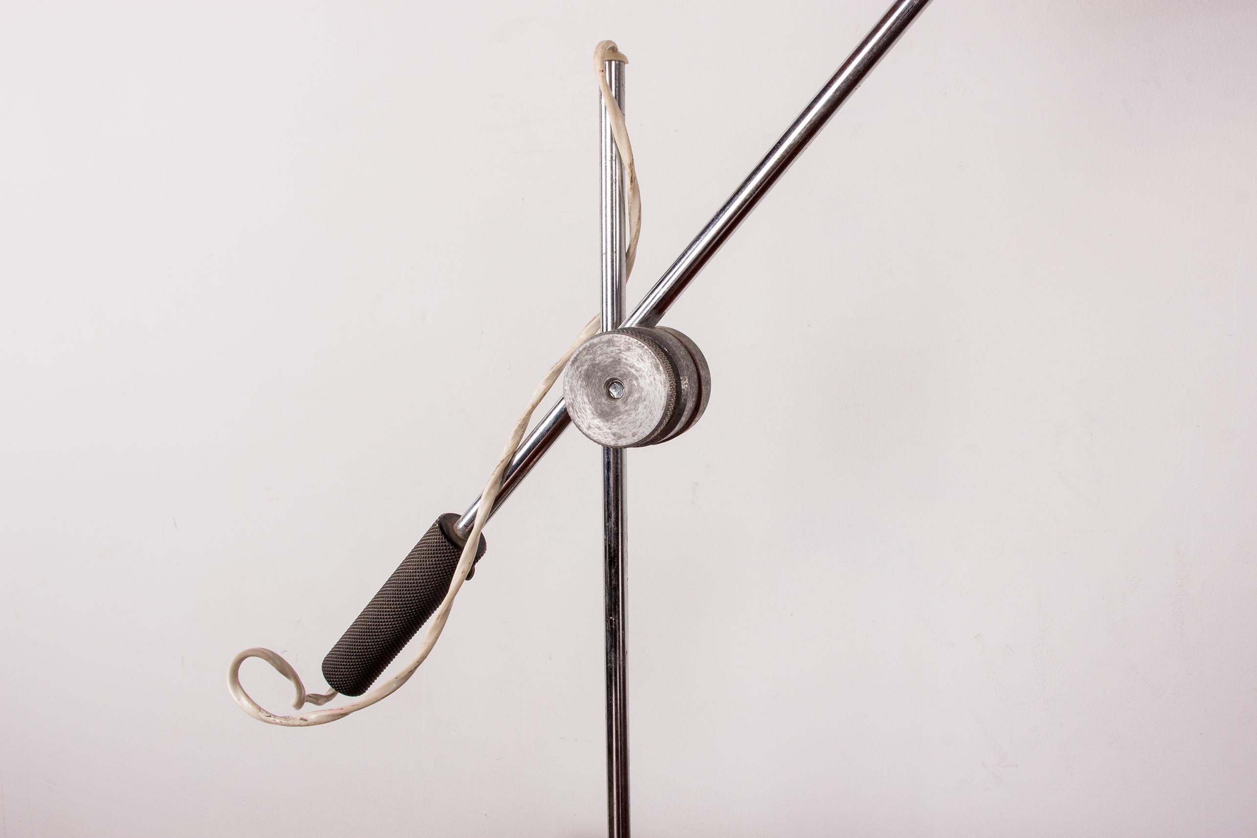 Articulated desk lamp in chrome metal by André Lavigne for Aluminor 1960. For Sale 3