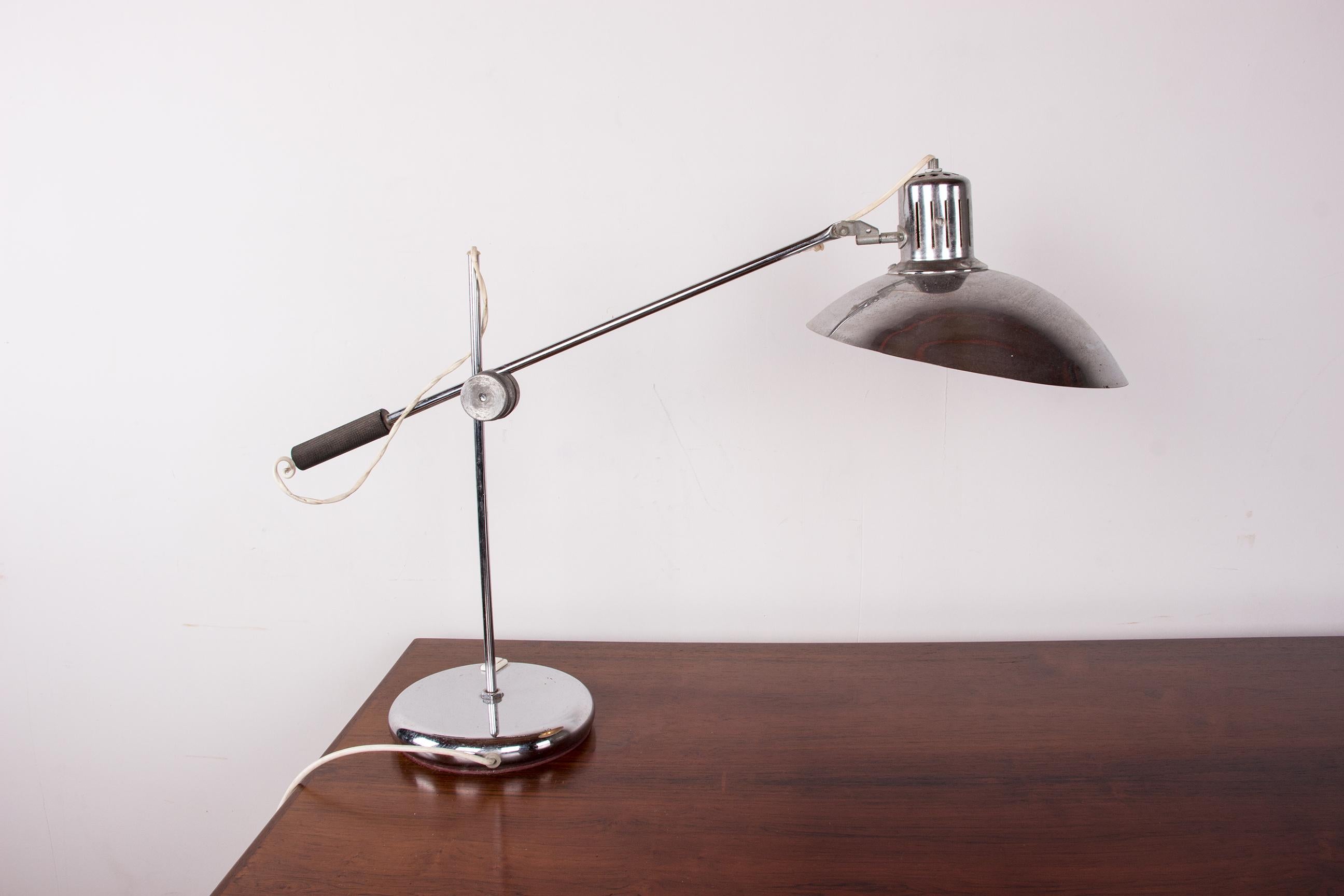 Articulated desk lamp in chrome metal by André Lavigne for Aluminor 1960. For Sale 5
