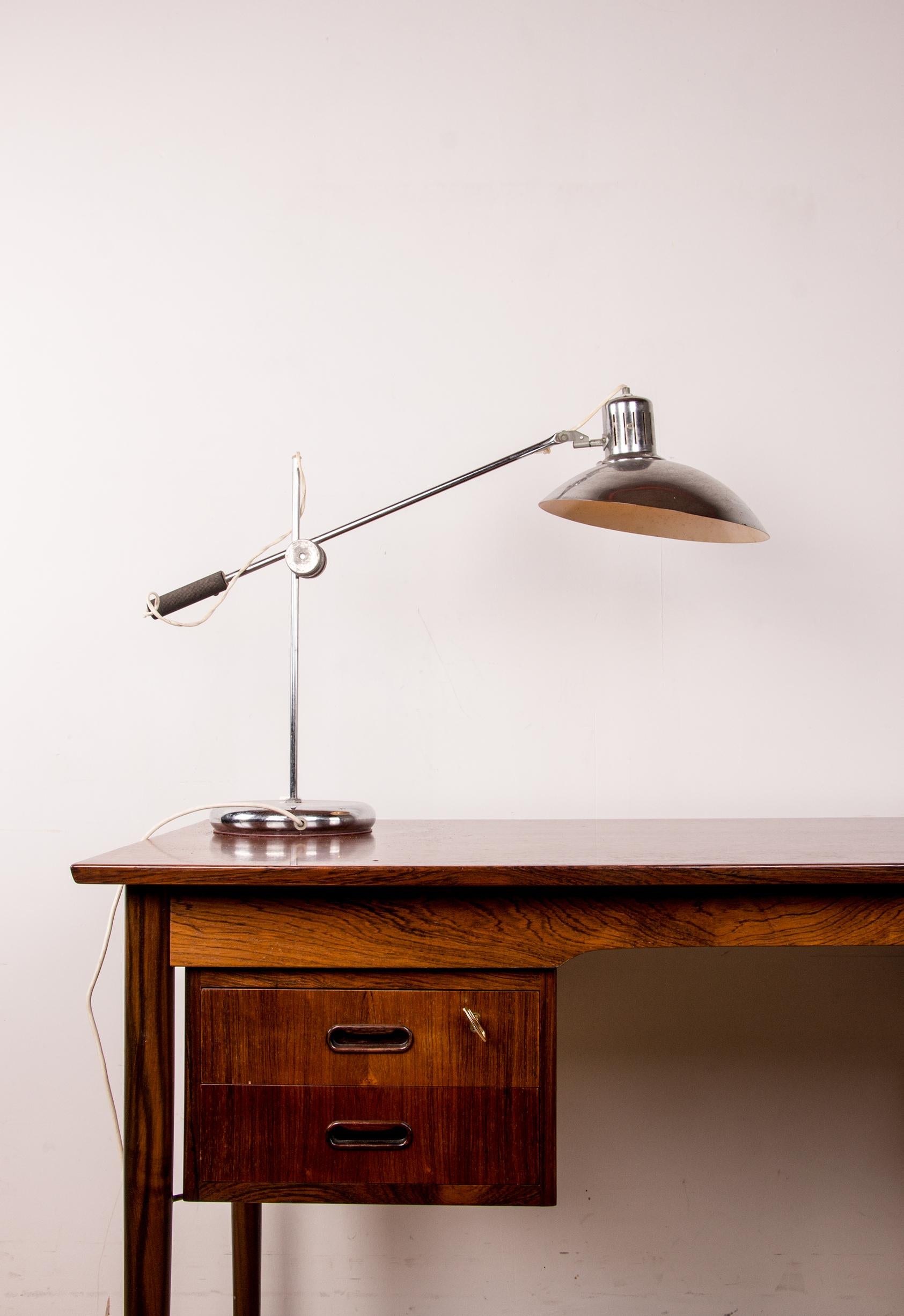 Articulated desk lamp in chrome metal by André Lavigne for Aluminor 1960. For Sale 6
