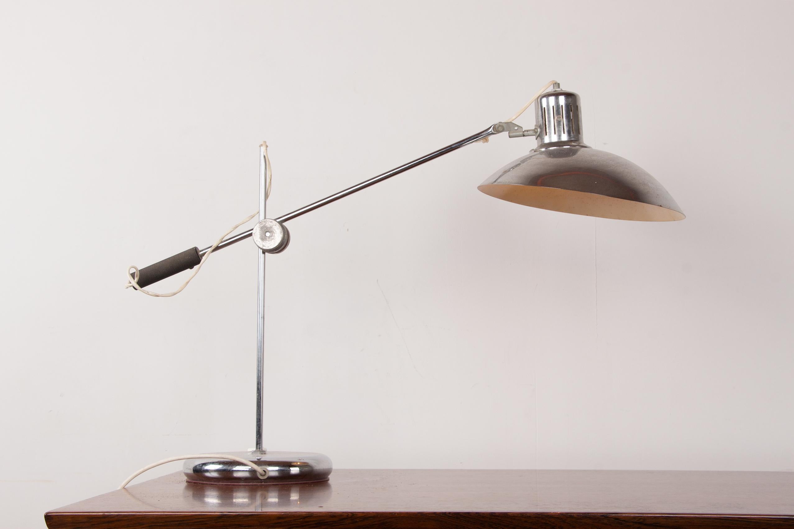 Articulated desk lamp in chrome metal by André Lavigne for Aluminor 1960. For Sale 8