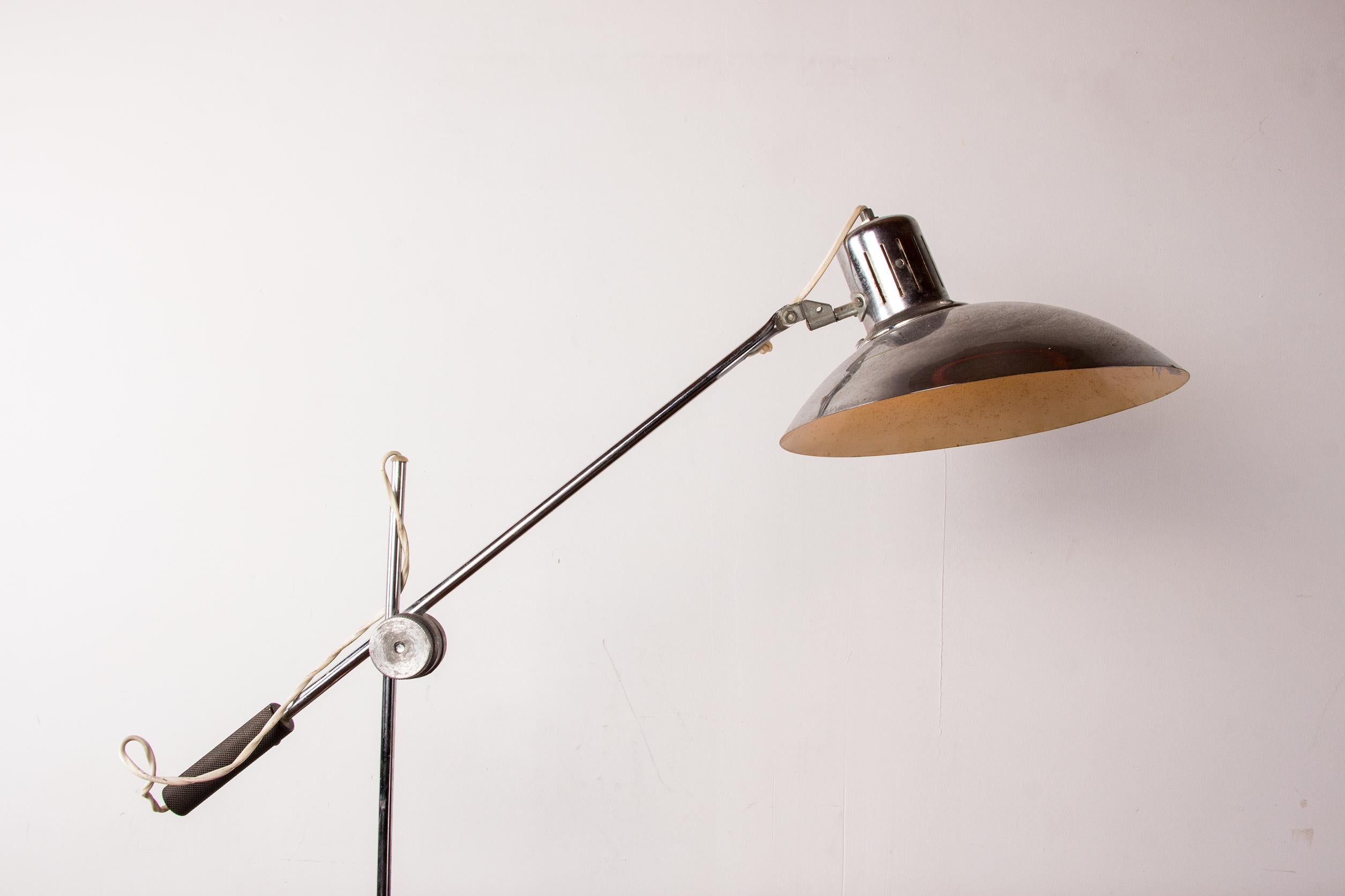 Articulated desk lamp in chrome metal by André Lavigne for Aluminor 1960. For Sale 9