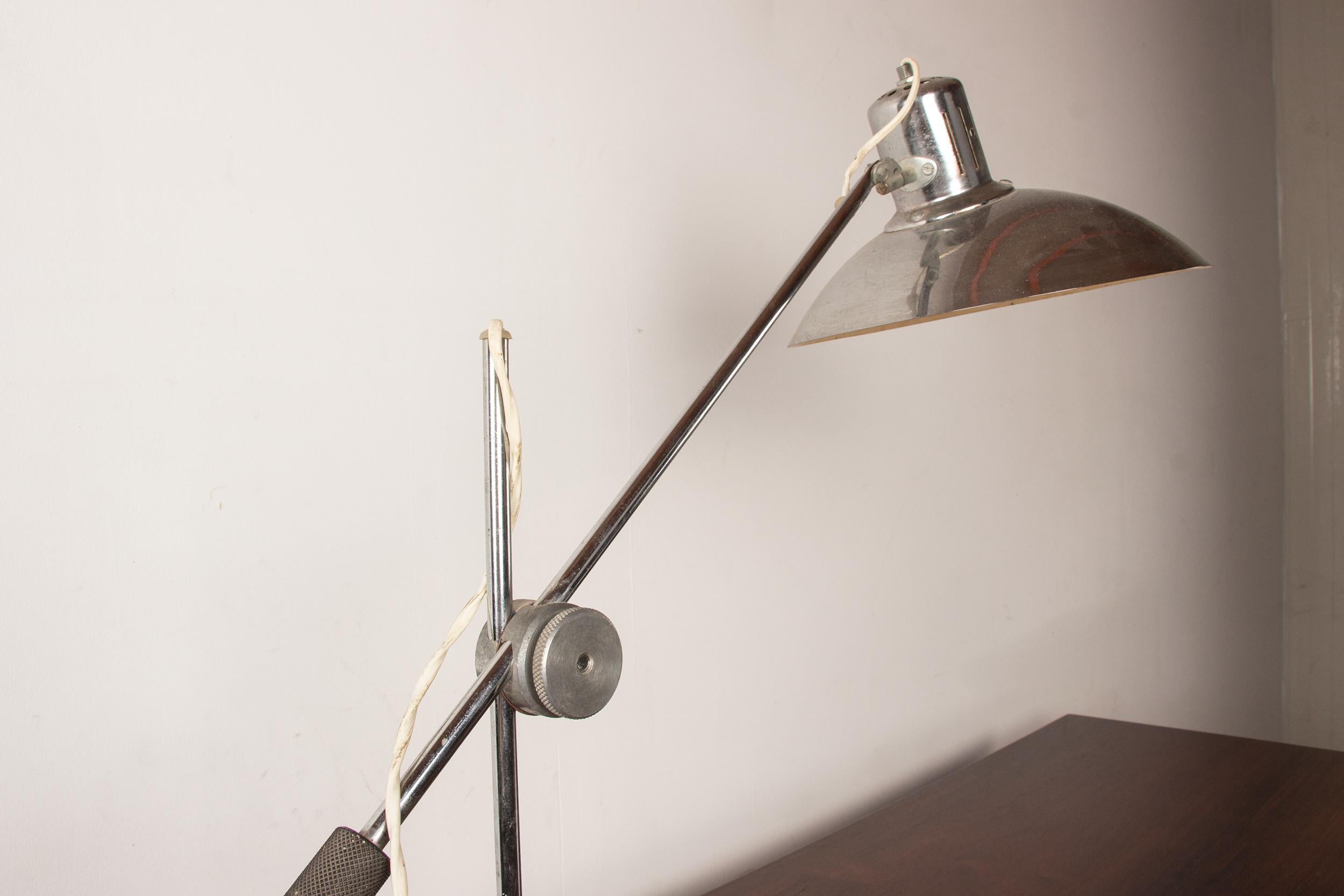 Articulated desk lamp in chrome metal by André Lavigne for Aluminor 1960. For Sale 10