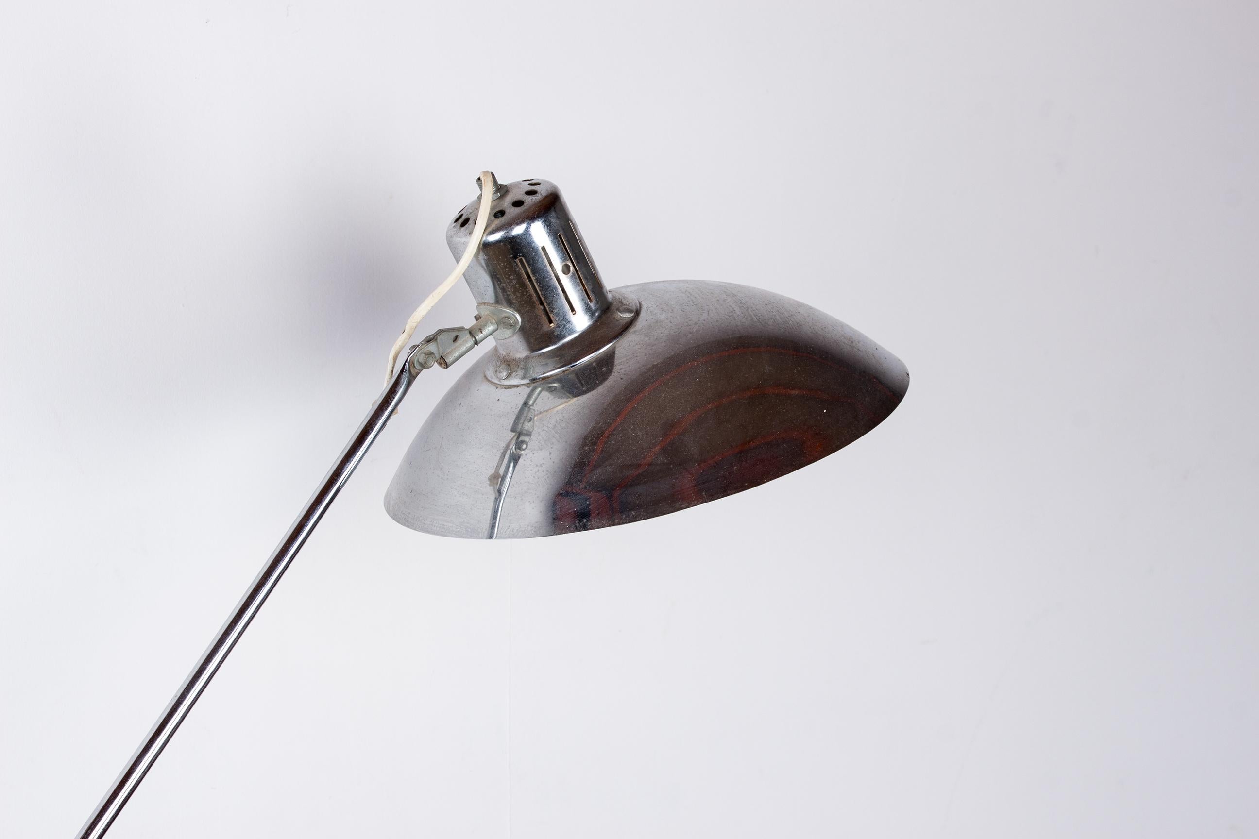Hervorragende alte Schreibtischlampe. 
Ein fester Fuß, auf dem sich ein in Höhe und Länge verstellbarer Arm kreuzt, am Ende des Arms ein Lampenschirm, der um 360° gedreht werden kann.